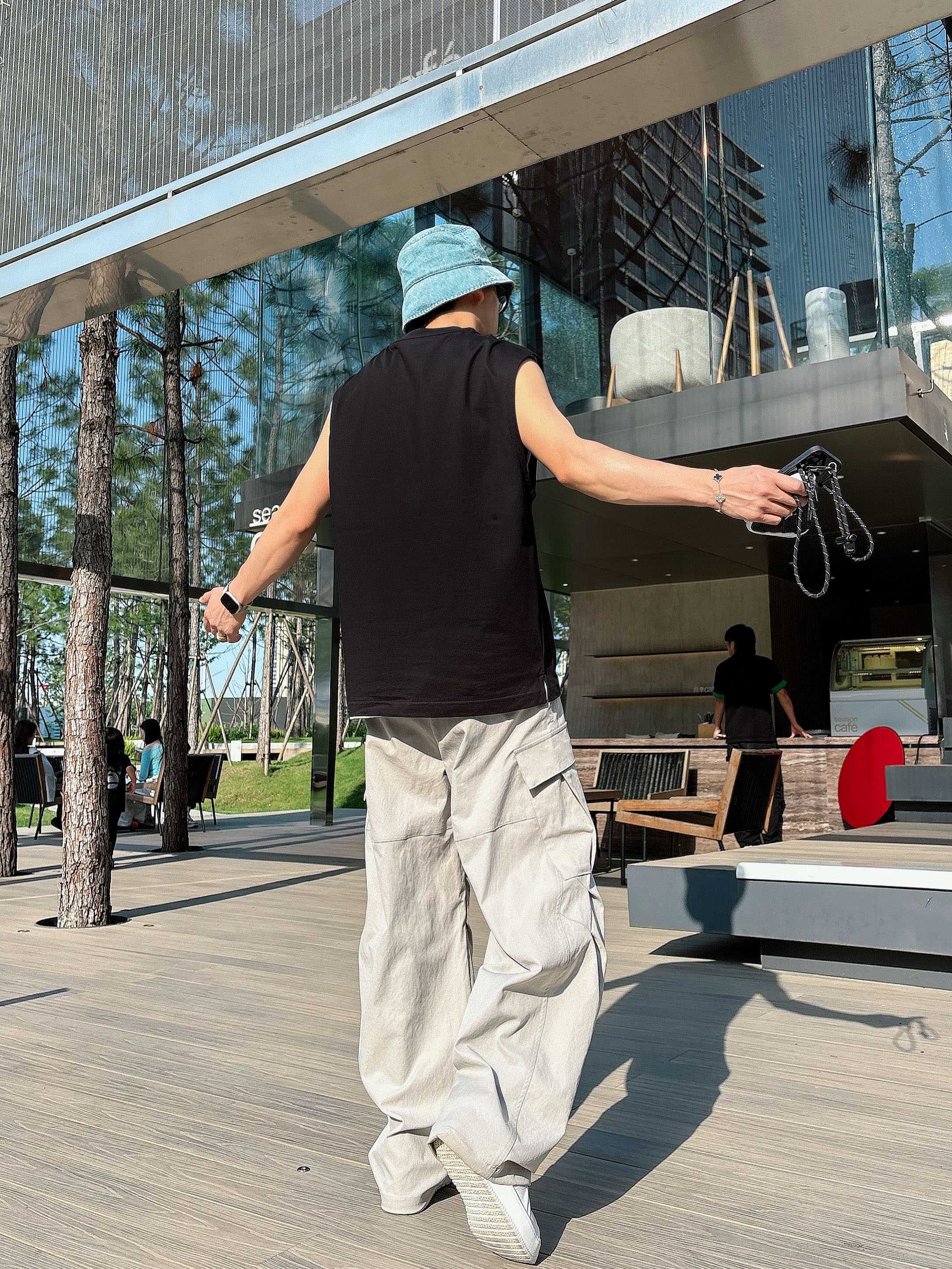 
    纪梵希  2025春夏新款首发专柜最新款背心T恤 高端订制 设计前卫时尚！品牌logo重工艺设