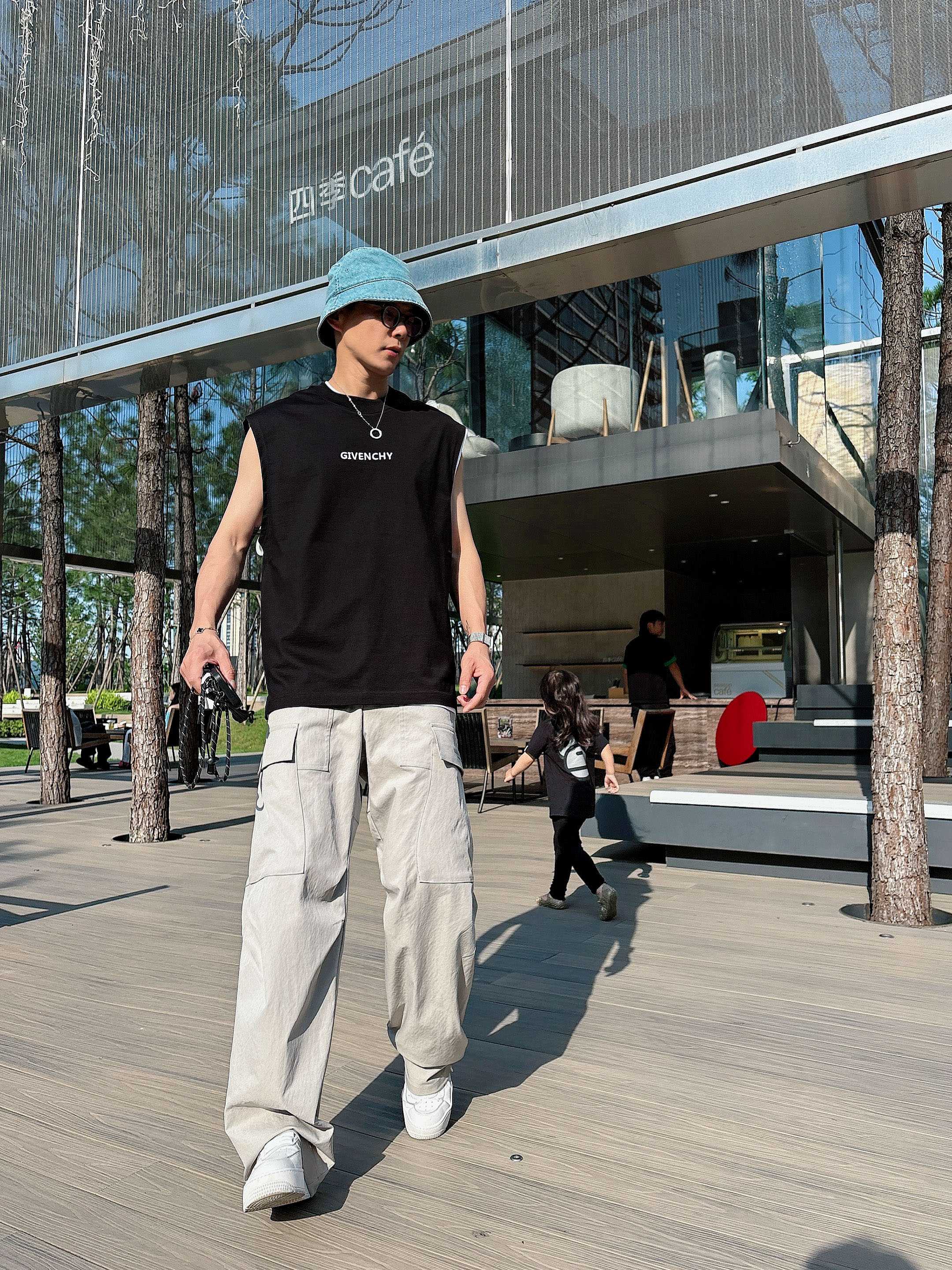 
    纪梵希  2025春夏新款首发专柜最新款背心T恤 高端订制 设计前卫时尚！品牌logo重工艺设