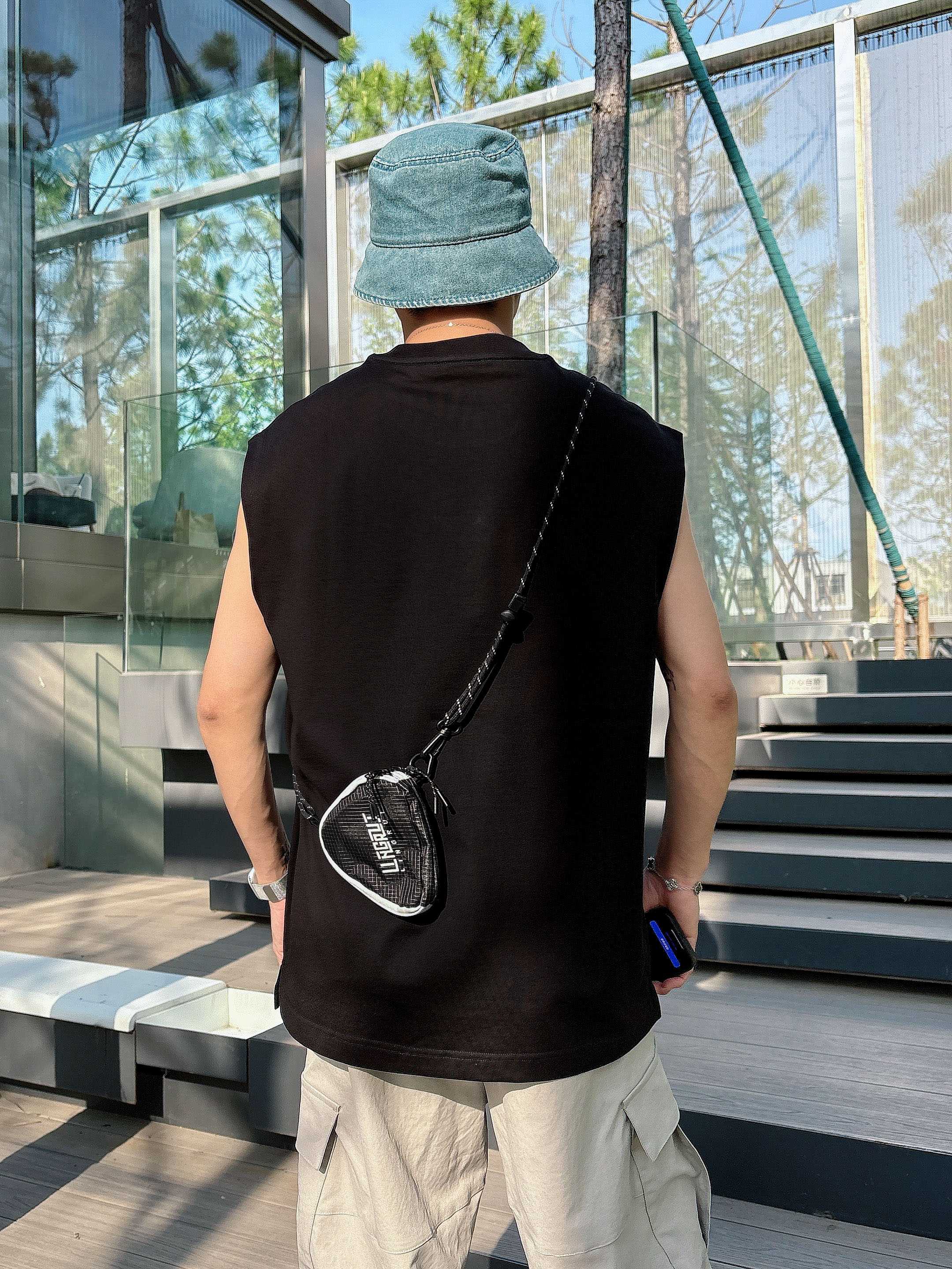 
    普拉达  2025春夏新款首发专柜最新款背心T恤 高端订制 设计前卫时尚！品牌logo重工艺设