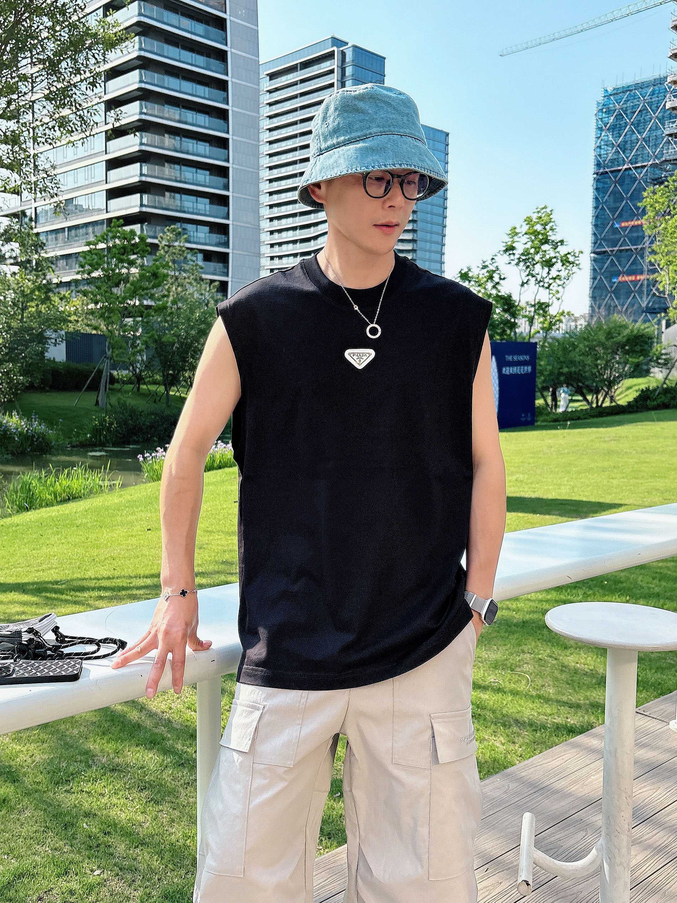
    普拉达  2025春夏新款首发专柜最新款背心T恤 高端订制 设计前卫时尚！品牌logo重工艺设
