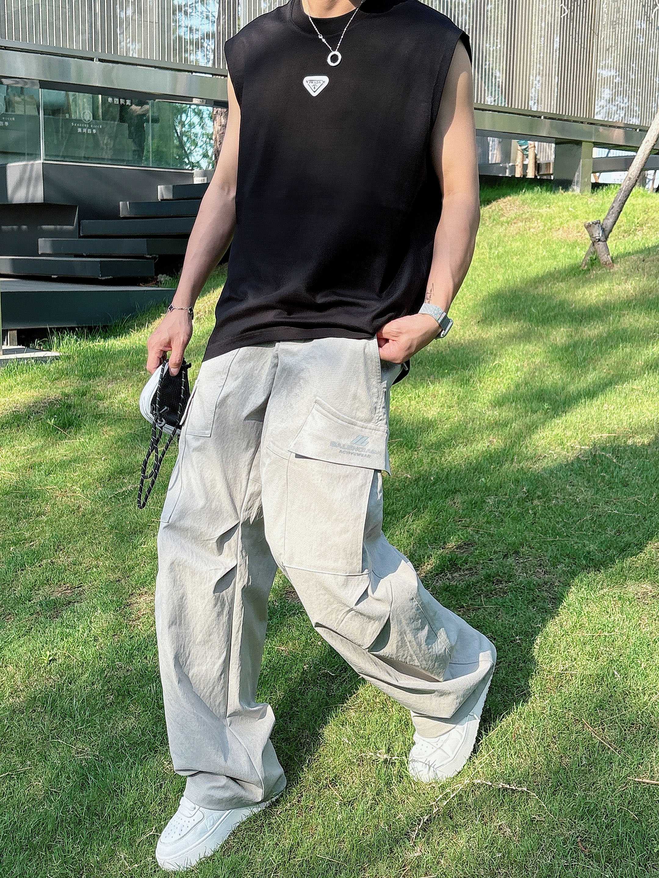 
    普拉达  2025春夏新款首发专柜最新款背心T恤 高端订制 设计前卫时尚！品牌logo重工艺设