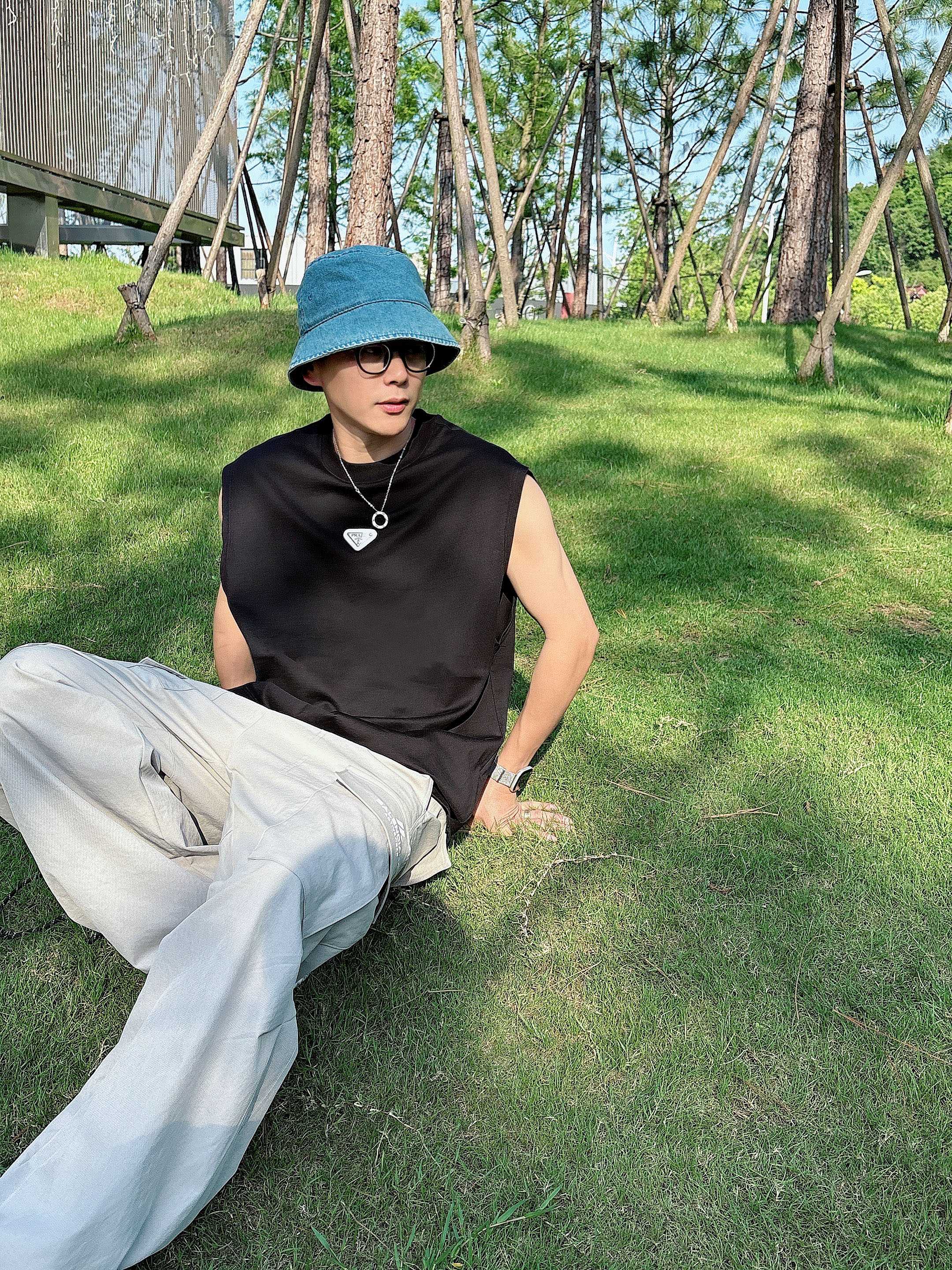 
    普拉达  2025春夏新款首发专柜最新款背心T恤 高端订制 设计前卫时尚！品牌logo重工艺设