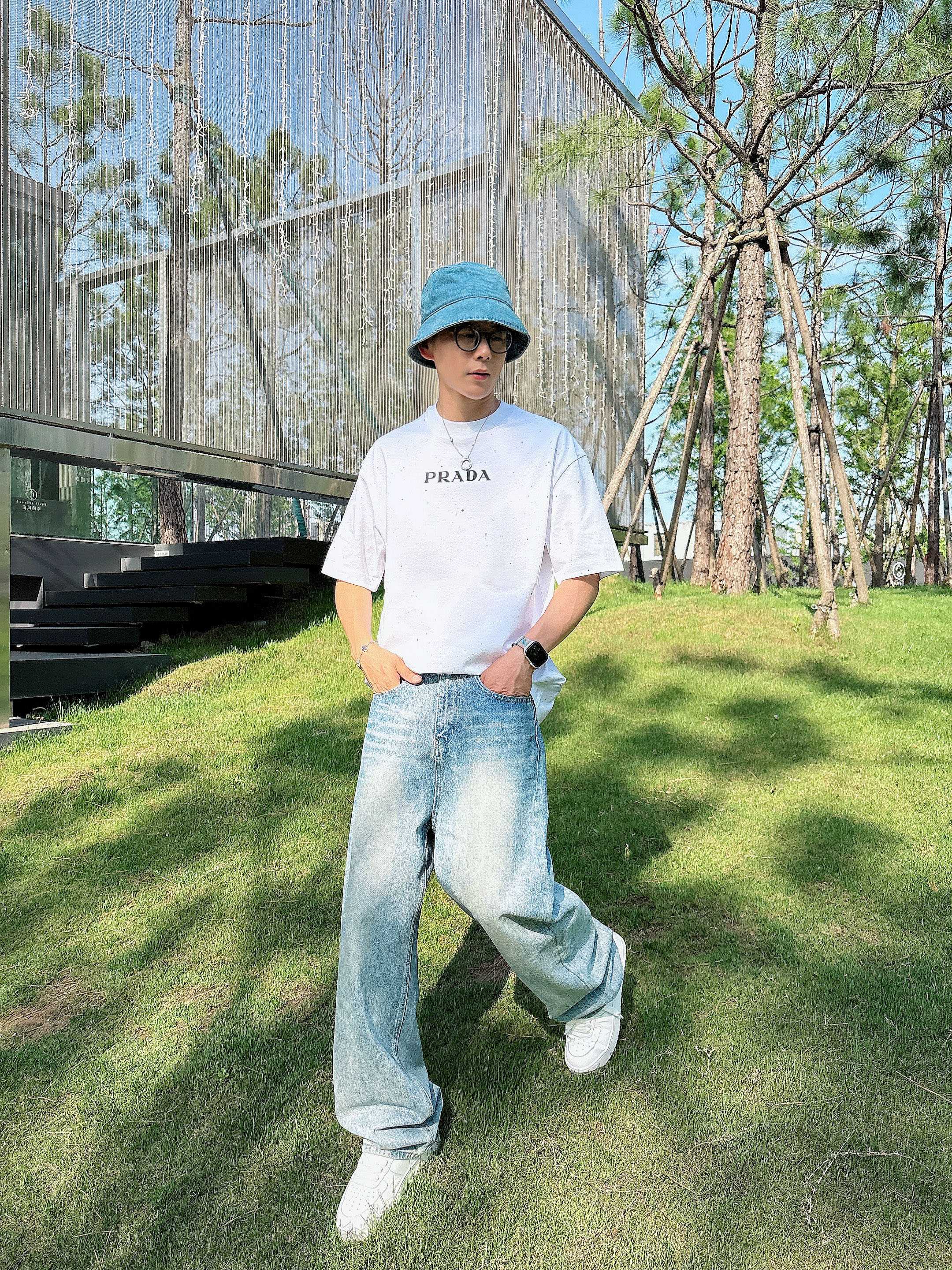     普拉达  2025春夏新款首发专柜最新款短袖圆领T恤 高端订制 设计前卫时尚！品牌logo重工艺