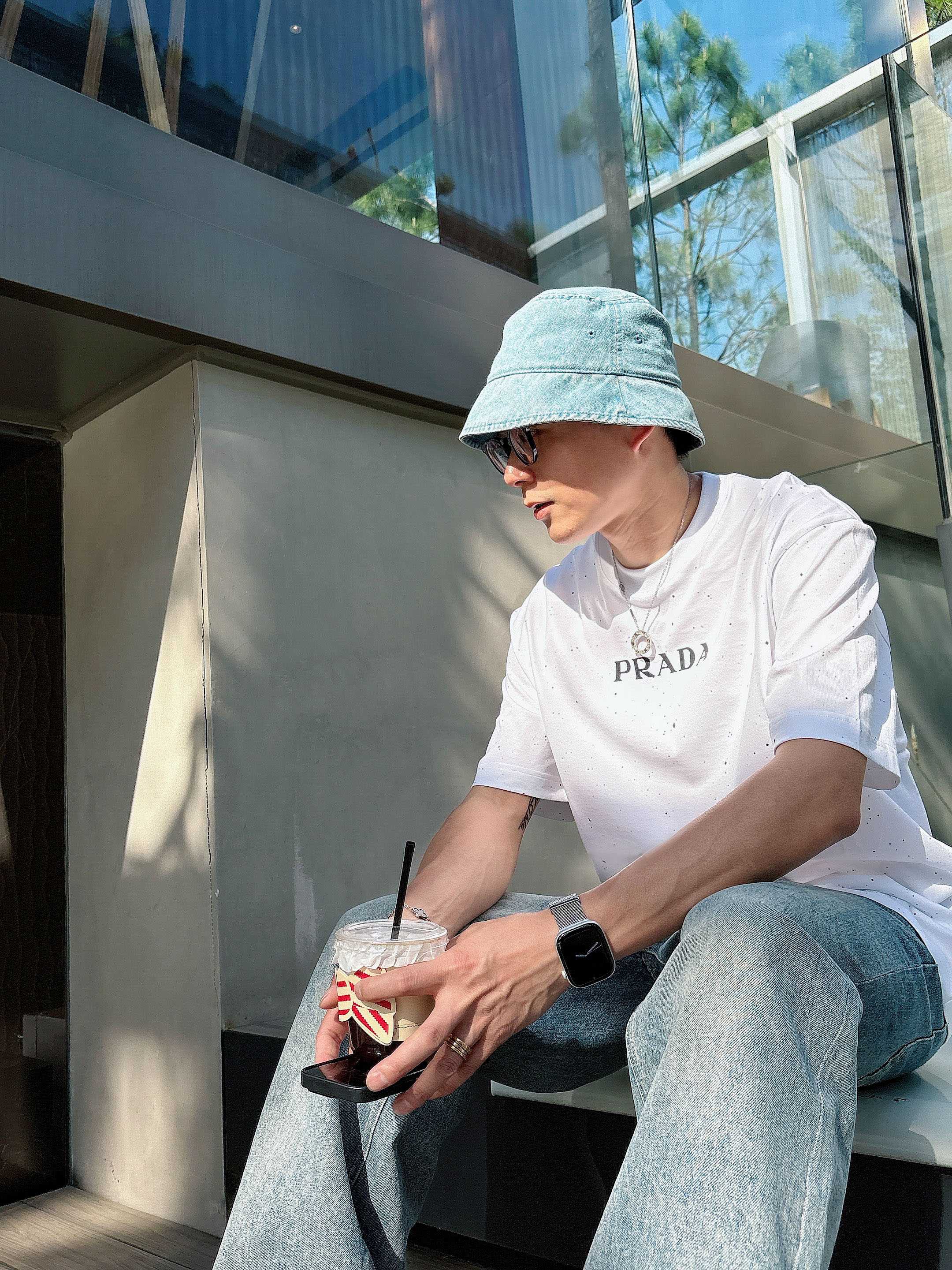     普拉达  2025春夏新款首发专柜最新款短袖圆领T恤 高端订制 设计前卫时尚！品牌logo重工艺