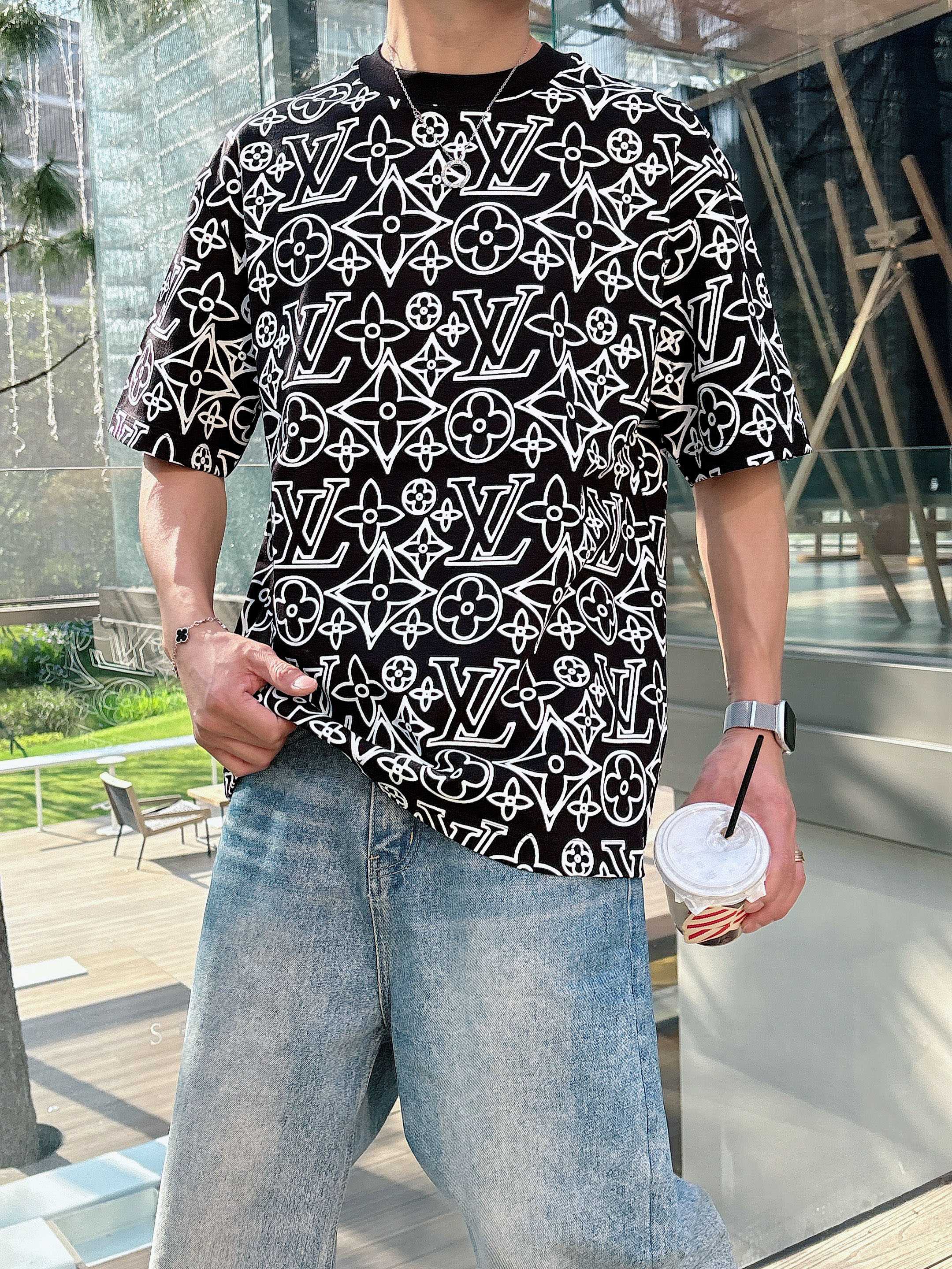     LV  2025春夏新款首发专柜最新款短袖圆领T恤 高端订制 设计前卫时尚！品牌logo重工艺设