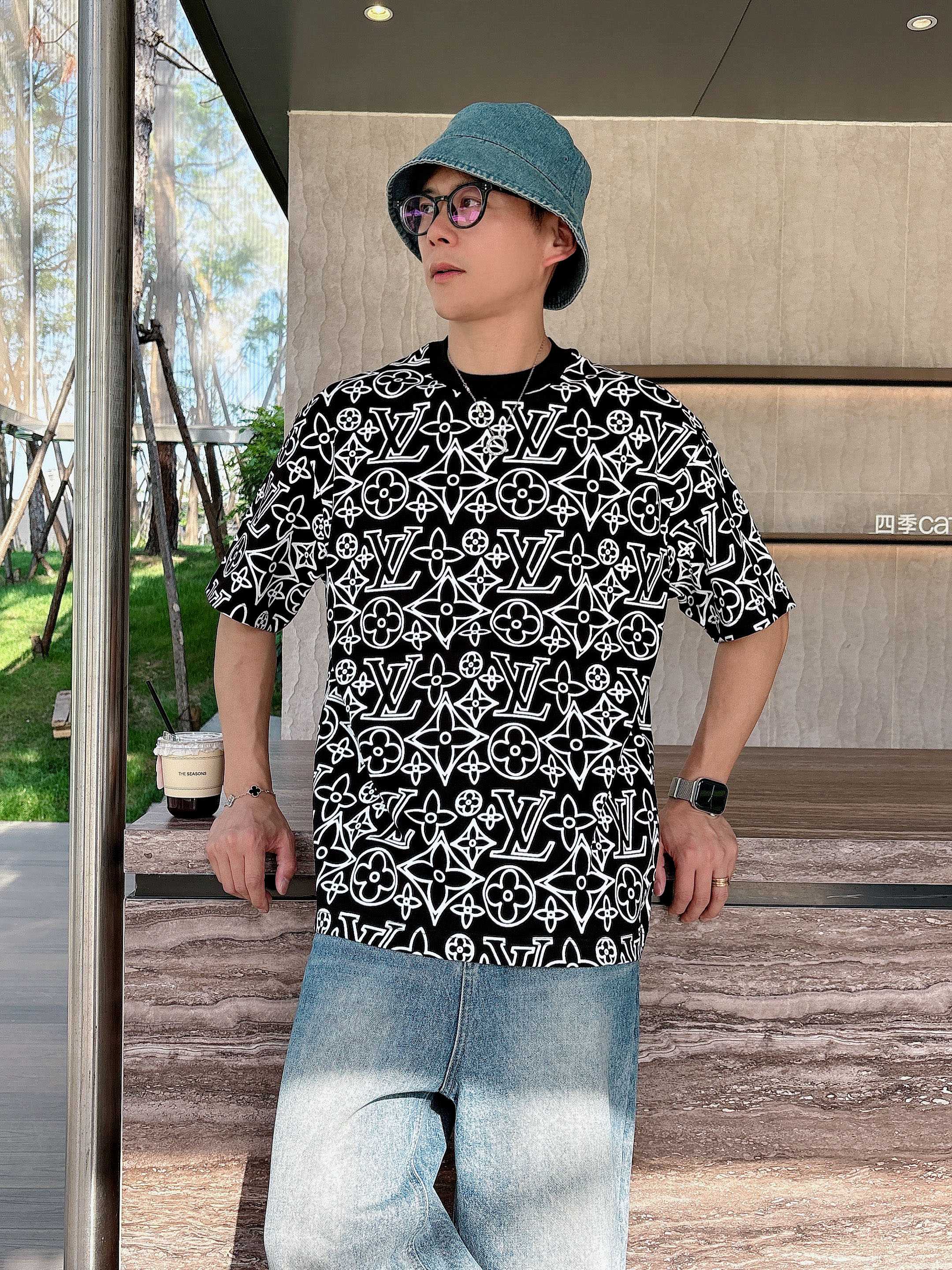     LV  2025春夏新款首发专柜最新款短袖圆领T恤 高端订制 设计前卫时尚！品牌logo重工艺设