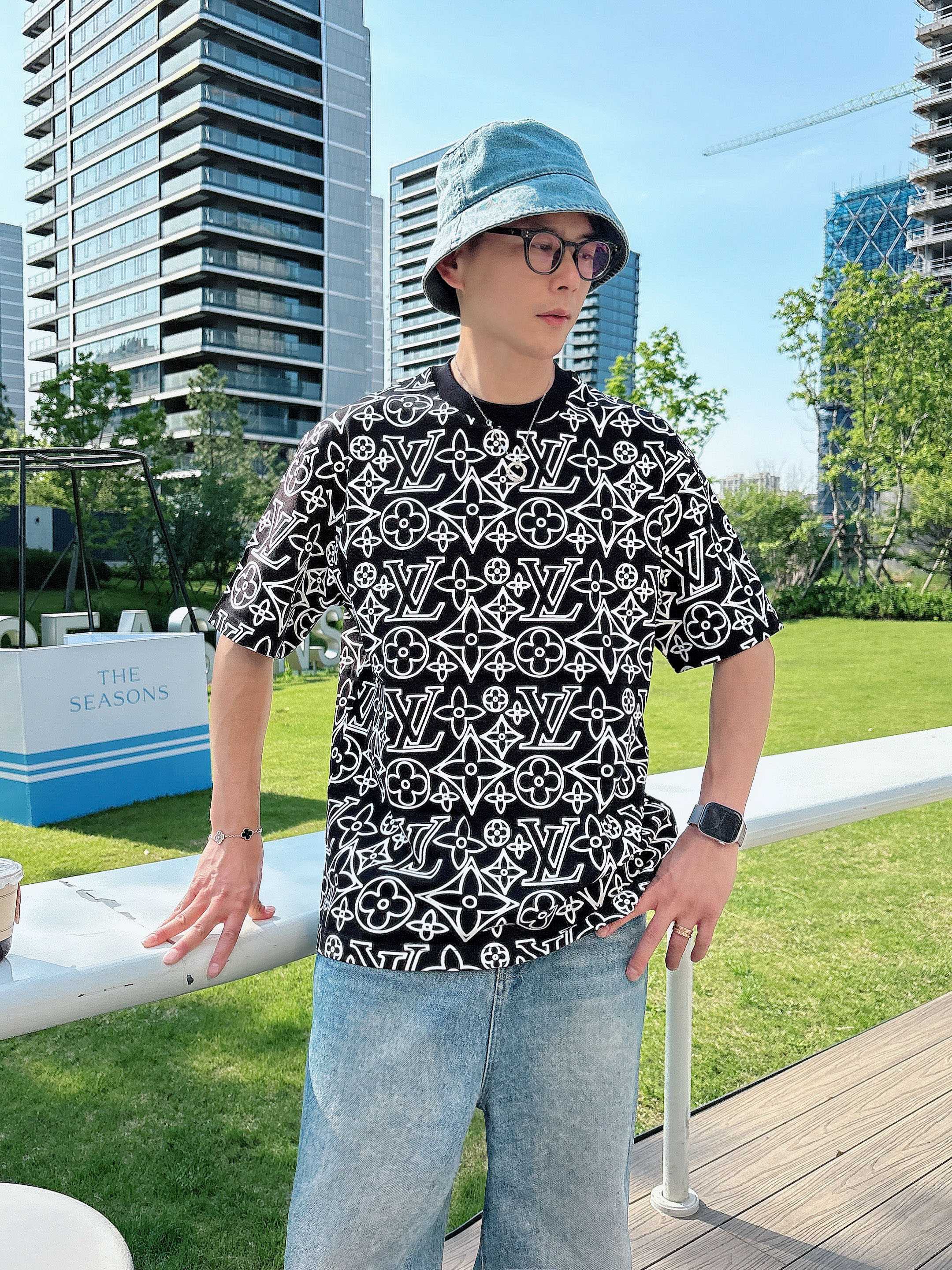     LV  2025春夏新款首发专柜最新款短袖圆领T恤 高端订制 设计前卫时尚！品牌logo重工艺设