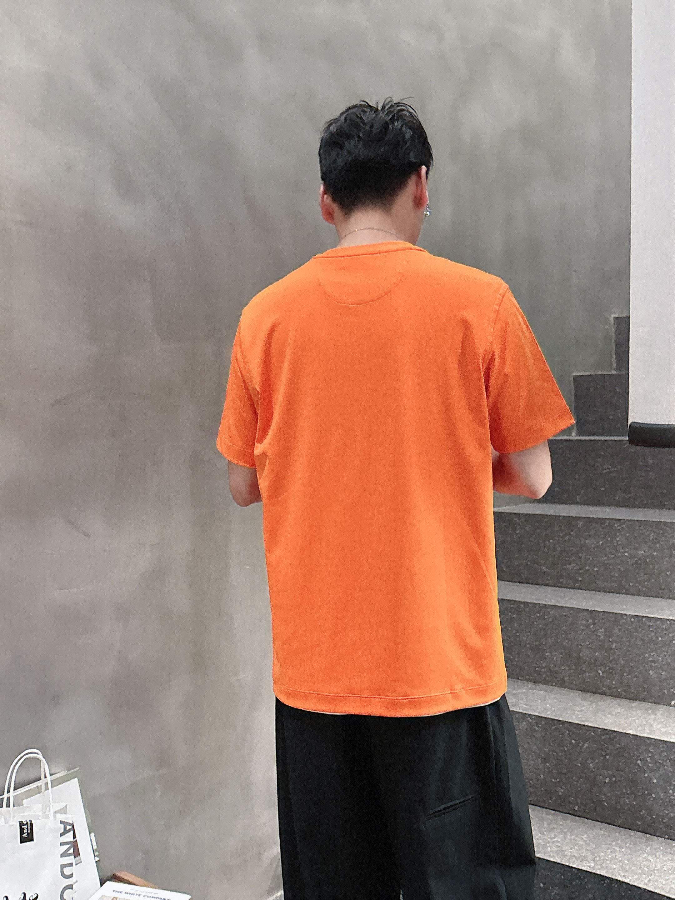     lp。  1950春夏新款首发专柜最新款短袖圆领T恤 高端订制 设计前卫时尚！品牌logo重工艺