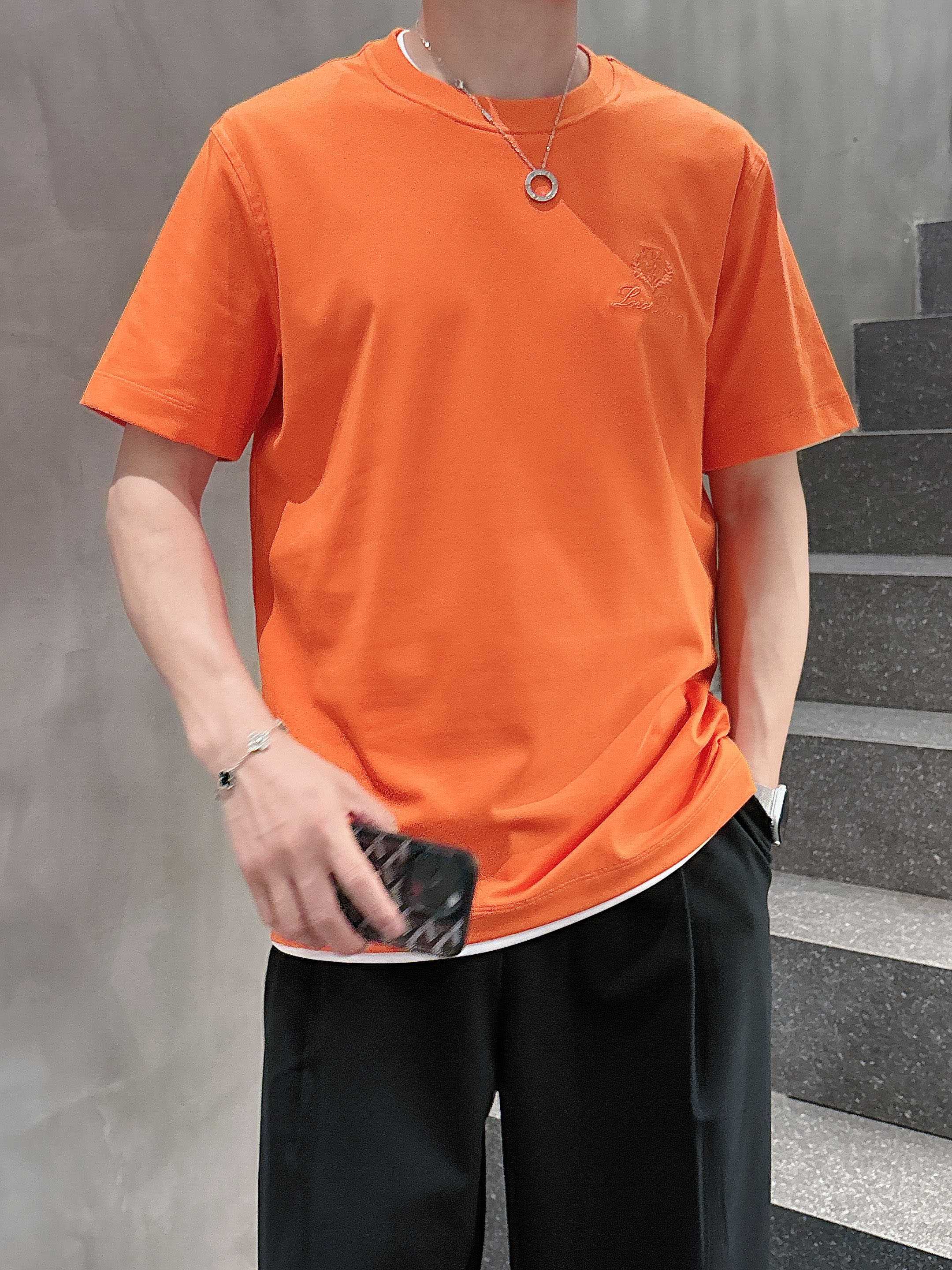     lp。  1950春夏新款首发专柜最新款短袖圆领T恤 高端订制 设计前卫时尚！品牌logo重工艺
