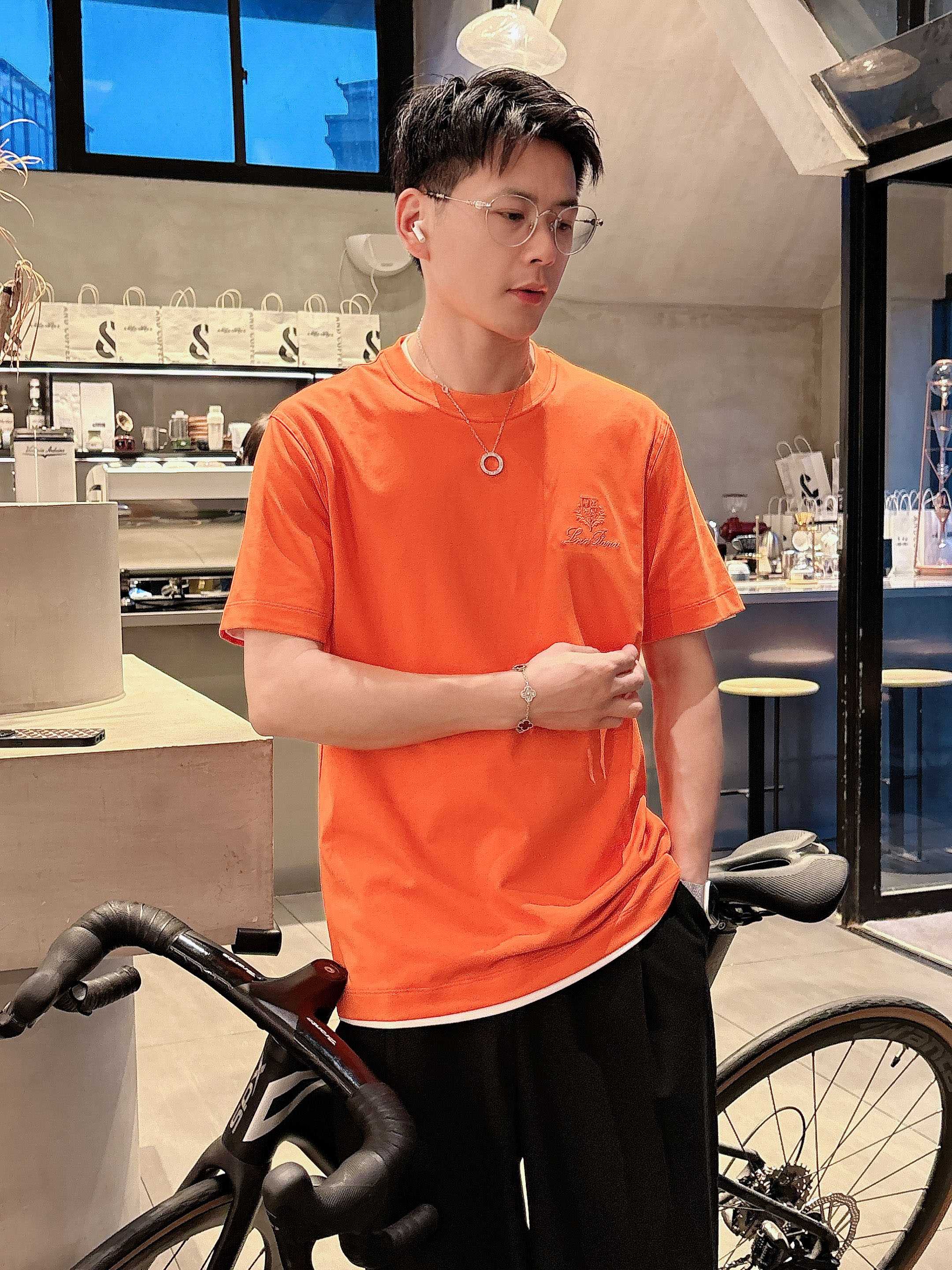     lp。  1950春夏新款首发专柜最新款短袖圆领T恤 高端订制 设计前卫时尚！品牌logo重工艺