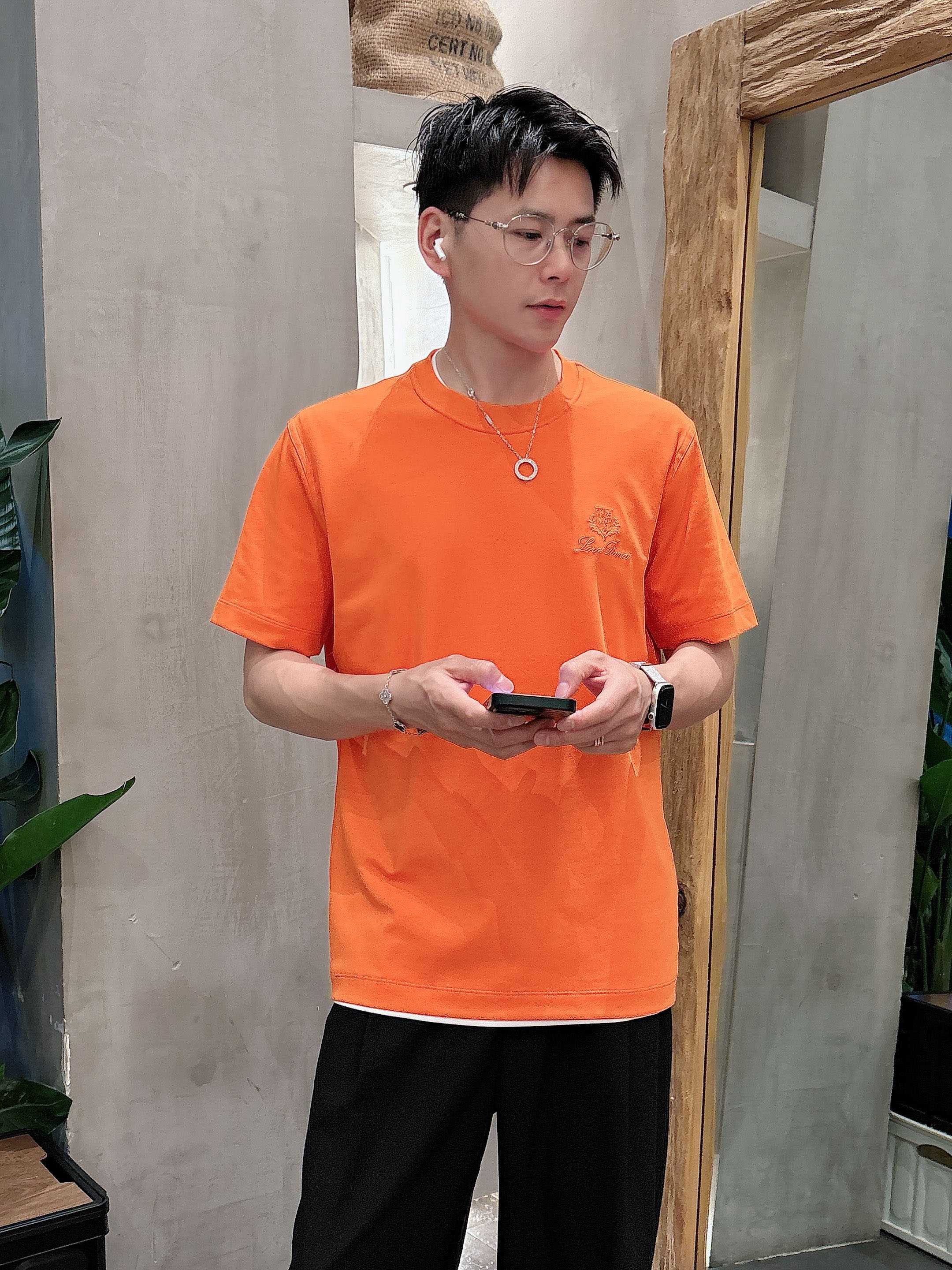     lp。  1950春夏新款首发专柜最新款短袖圆领T恤 高端订制 设计前卫时尚！品牌logo重工艺