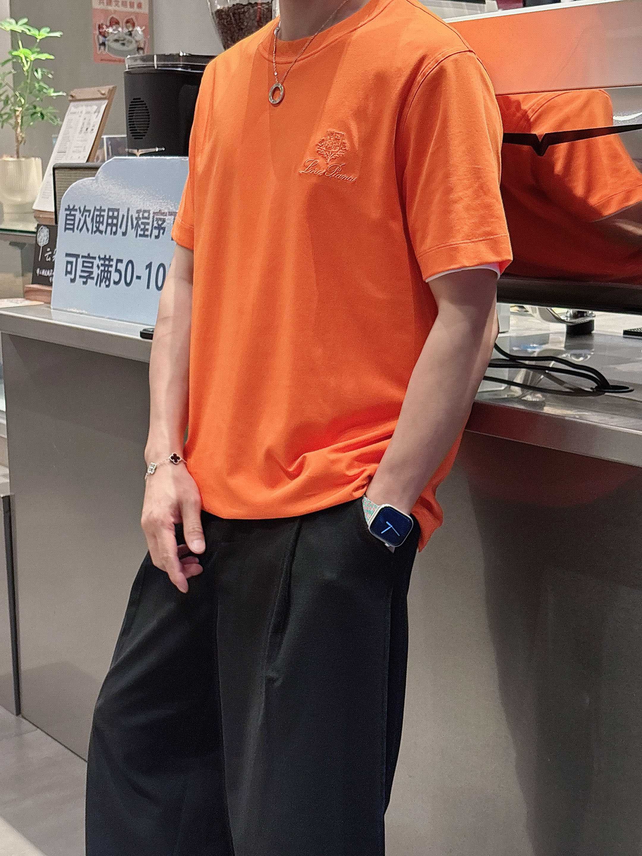     lp。  1950春夏新款首发专柜最新款短袖圆领T恤 高端订制 设计前卫时尚！品牌logo重工艺