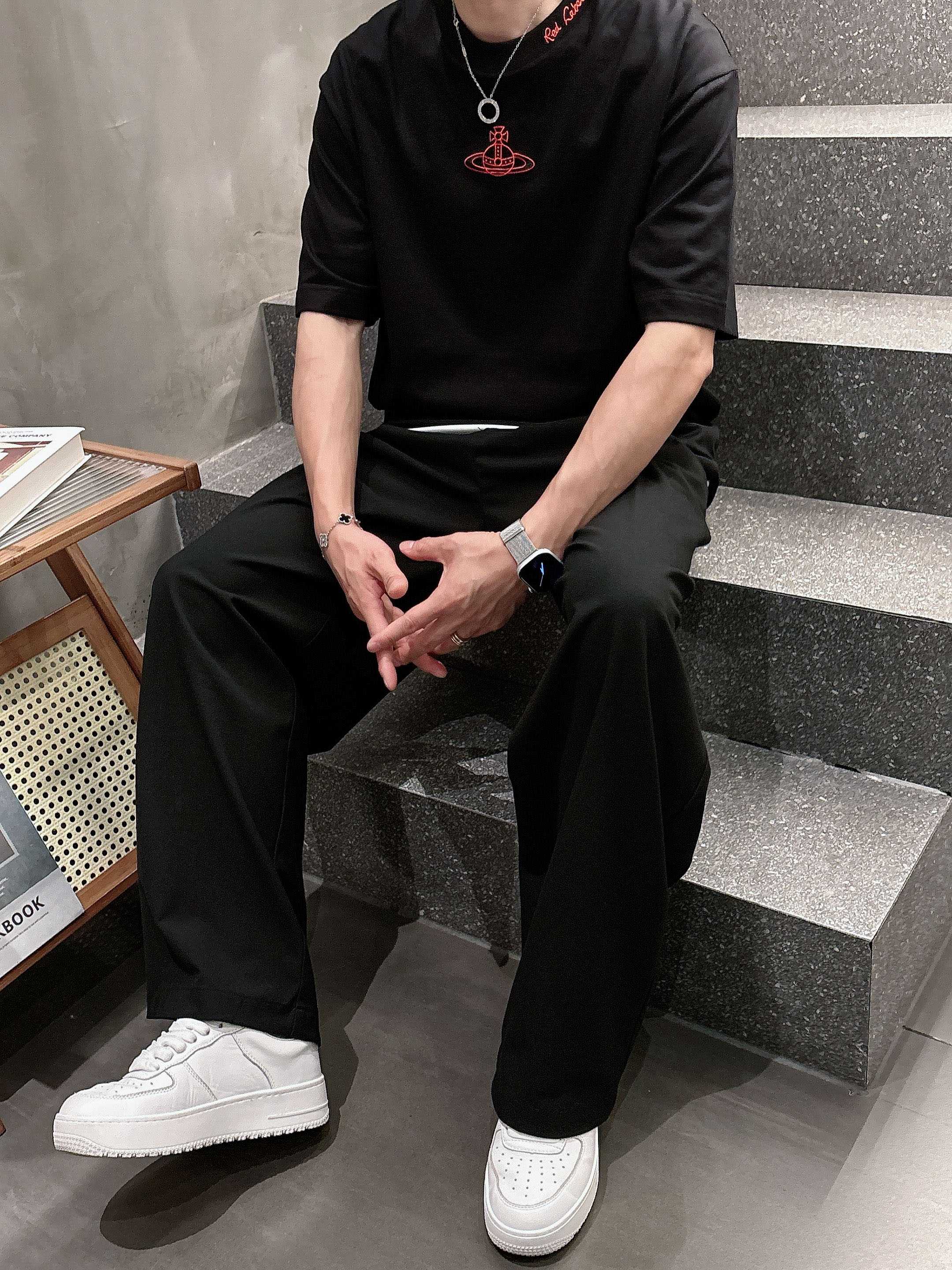     西太后  2025春夏新款首发专柜最新款短袖圆领T恤 高端订制 设计前卫时尚！品牌logo重工艺