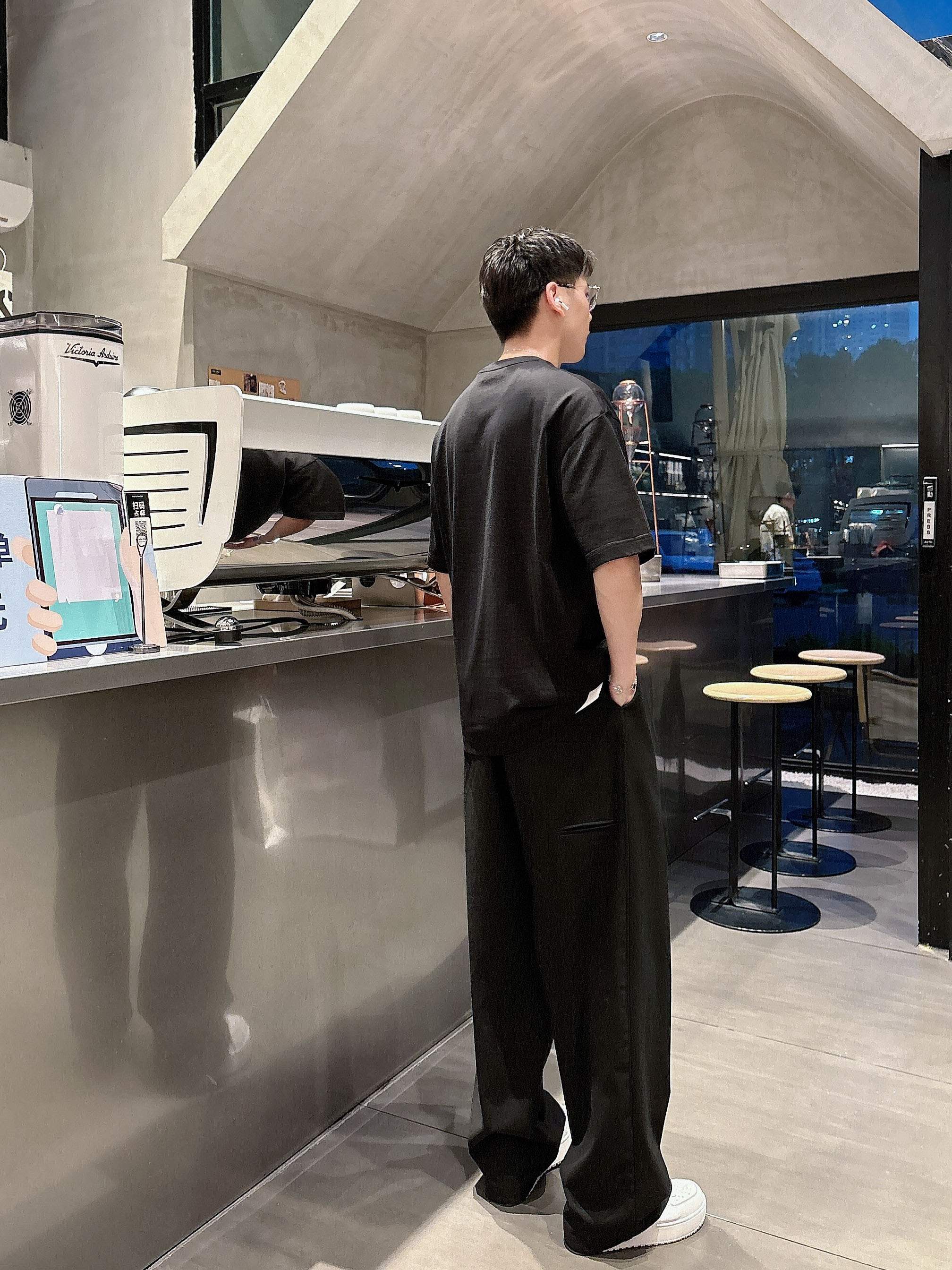    西太后  2025春夏新款首发专柜最新款短袖圆领T恤 高端订制 设计前卫时尚！品牌logo重工艺