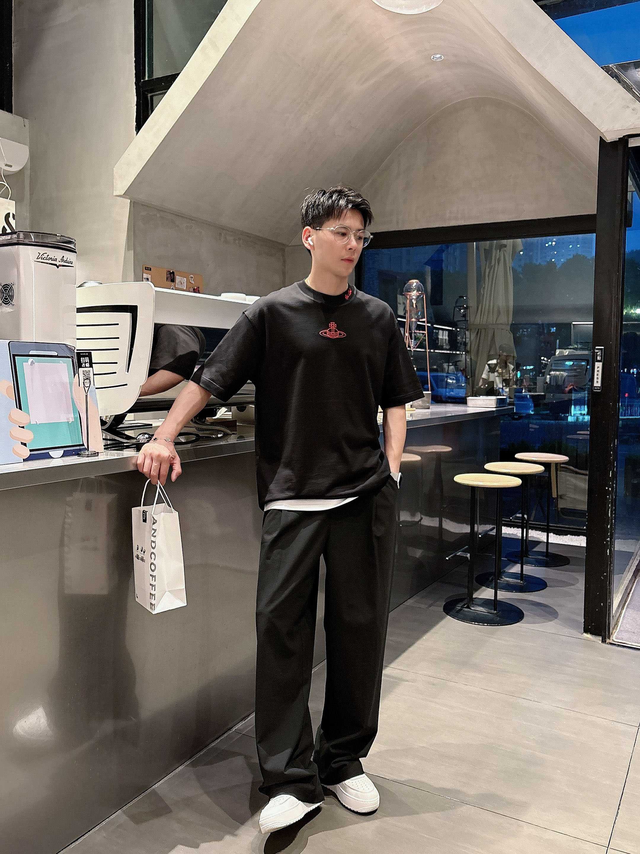     西太后  2025春夏新款首发专柜最新款短袖圆领T恤 高端订制 设计前卫时尚！品牌logo重工艺