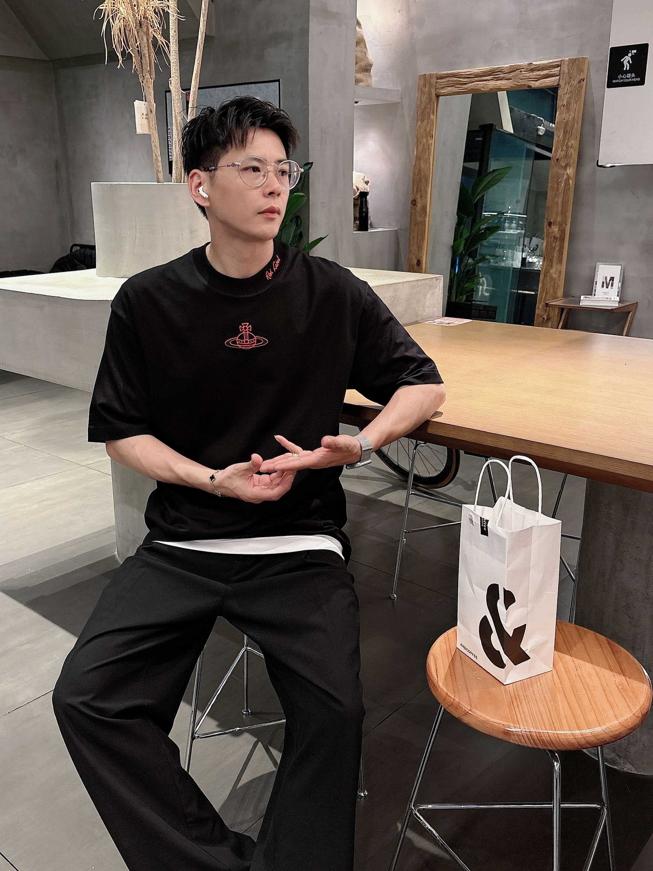     西太后  2025春夏新款首发专柜最新款短袖圆领T恤 高端订制 设计前卫时尚！品牌logo重工艺