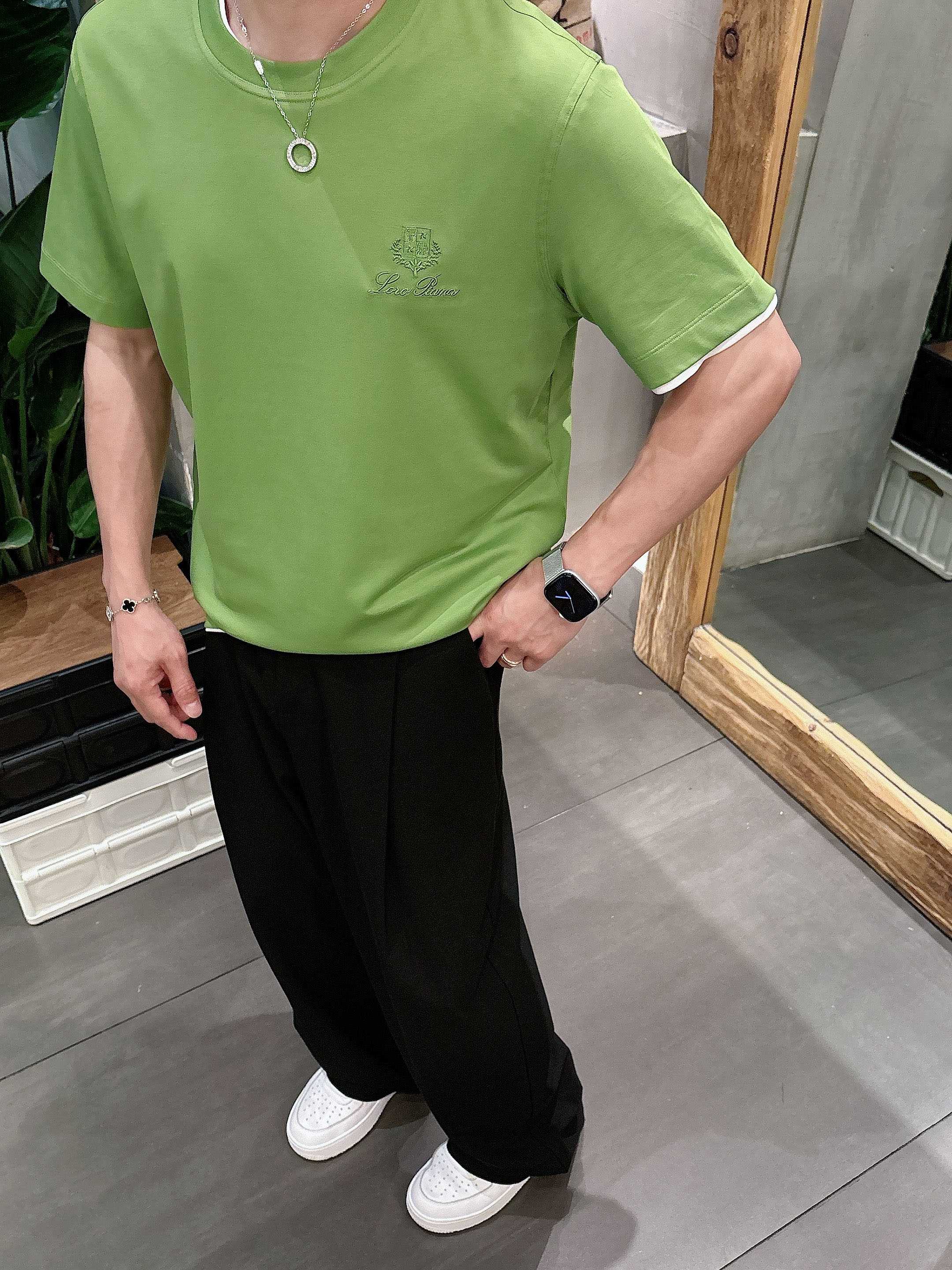     lp。  1950春夏新款首发专柜最新款短袖圆领T恤 高端订制 设计前卫时尚！品牌logo重工艺