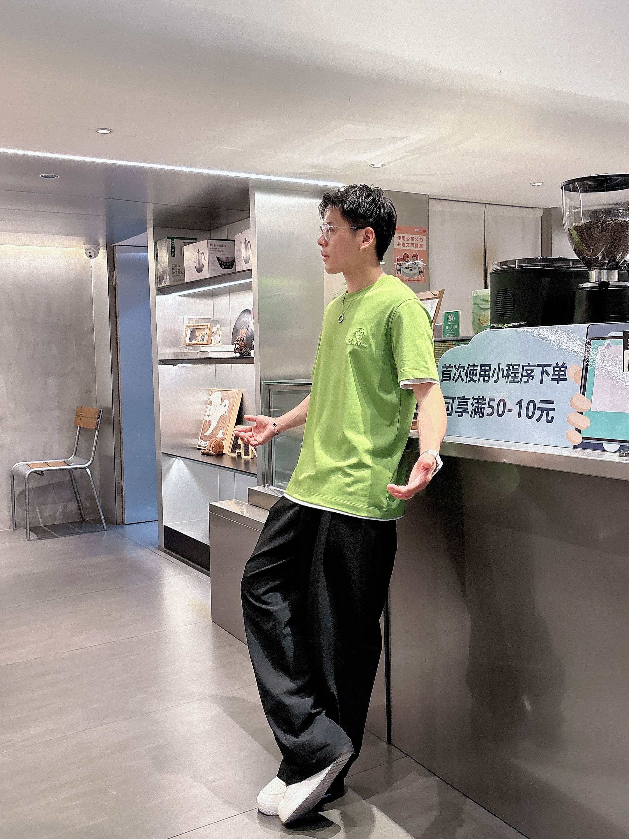     lp。  1950春夏新款首发专柜最新款短袖圆领T恤 高端订制 设计前卫时尚！品牌logo重工艺