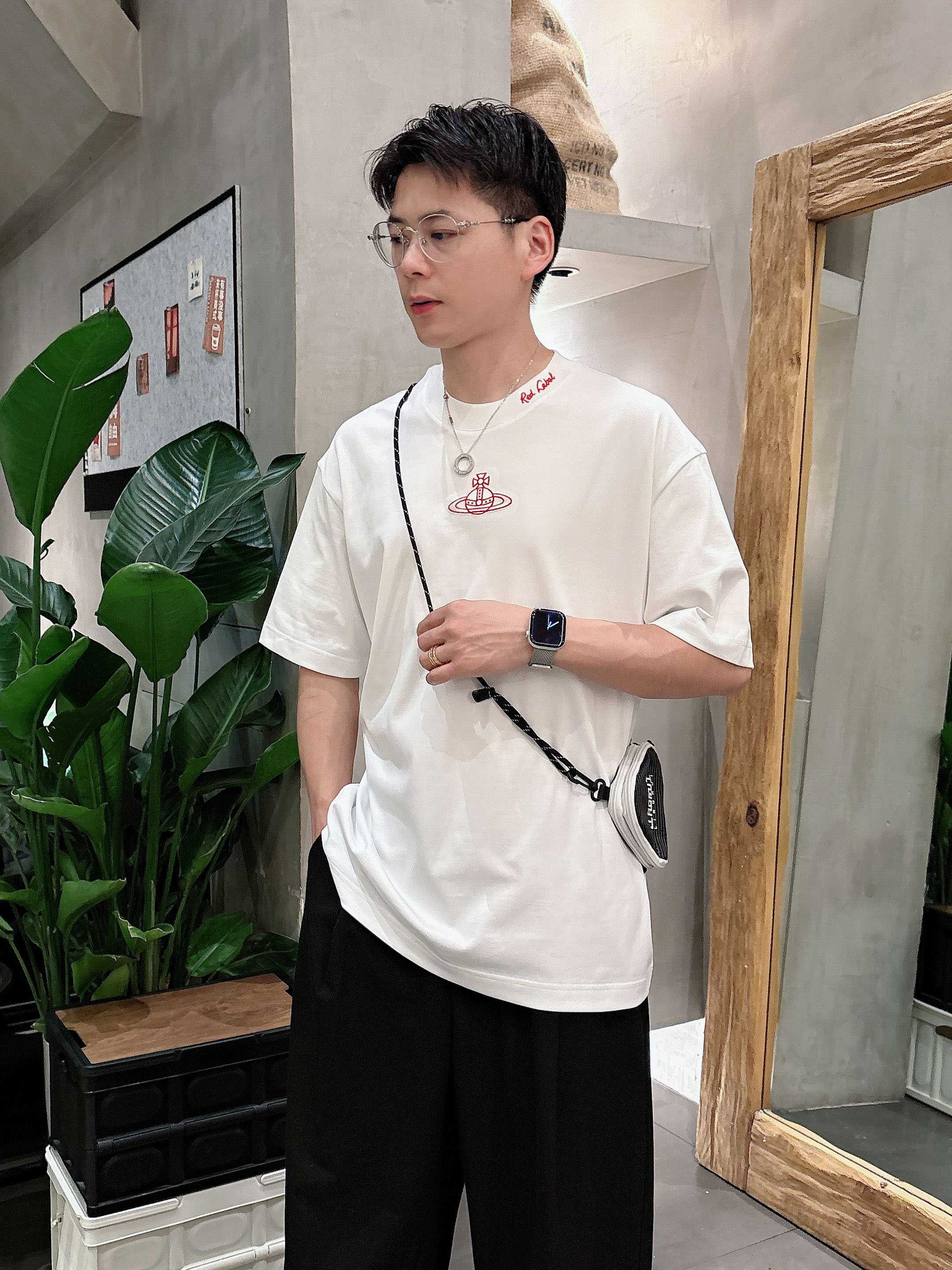     西太后  2025春夏新款首发专柜最新款短袖圆领T恤 高端订制 设计前卫时尚！品牌logo重工艺