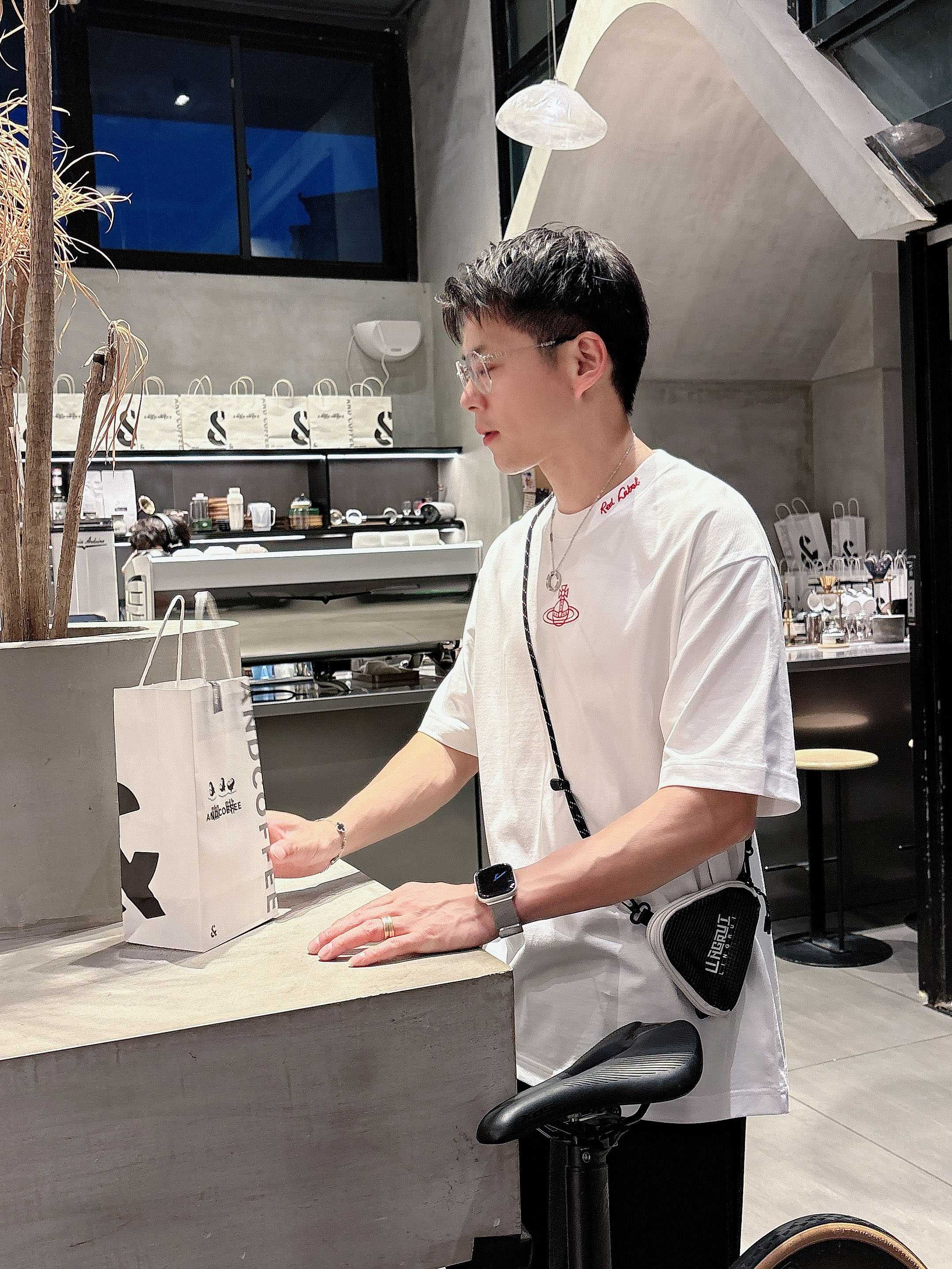     西太后  2025春夏新款首发专柜最新款短袖圆领T恤 高端订制 设计前卫时尚！品牌logo重工艺
