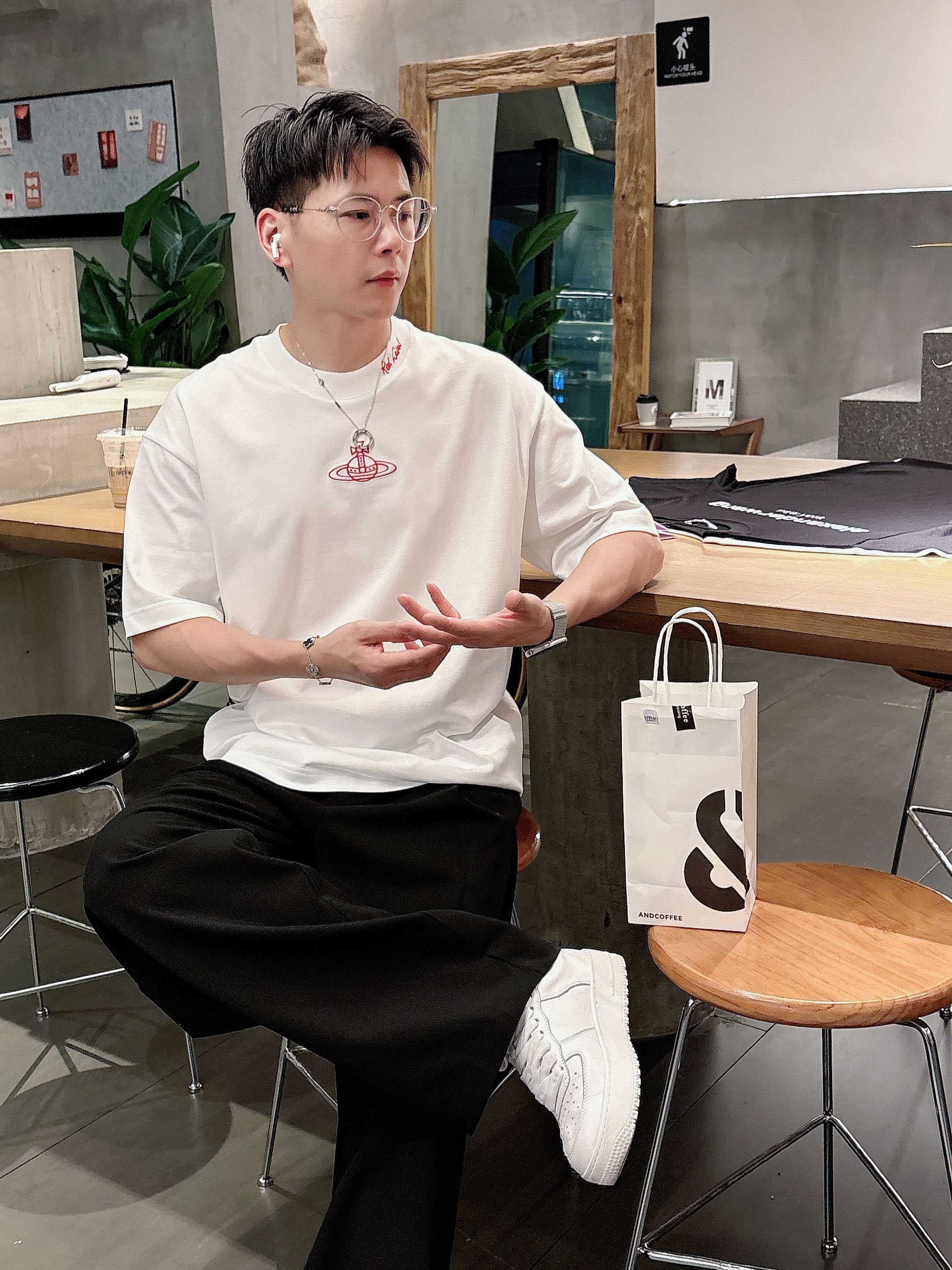     西太后  2025春夏新款首发专柜最新款短袖圆领T恤 高端订制 设计前卫时尚！品牌logo重工艺