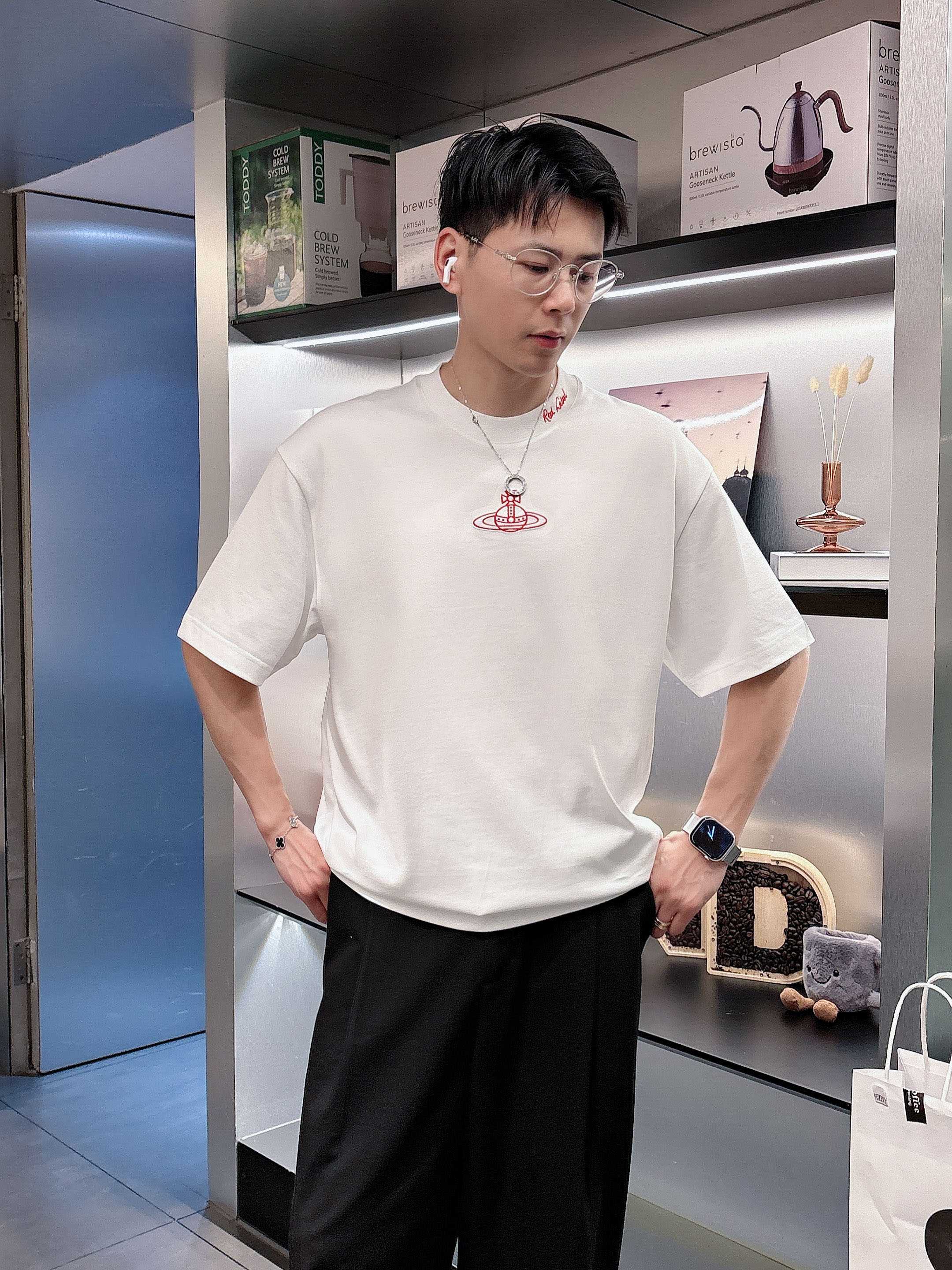     西太后  2025春夏新款首发专柜最新款短袖圆领T恤 高端订制 设计前卫时尚！品牌logo重工艺