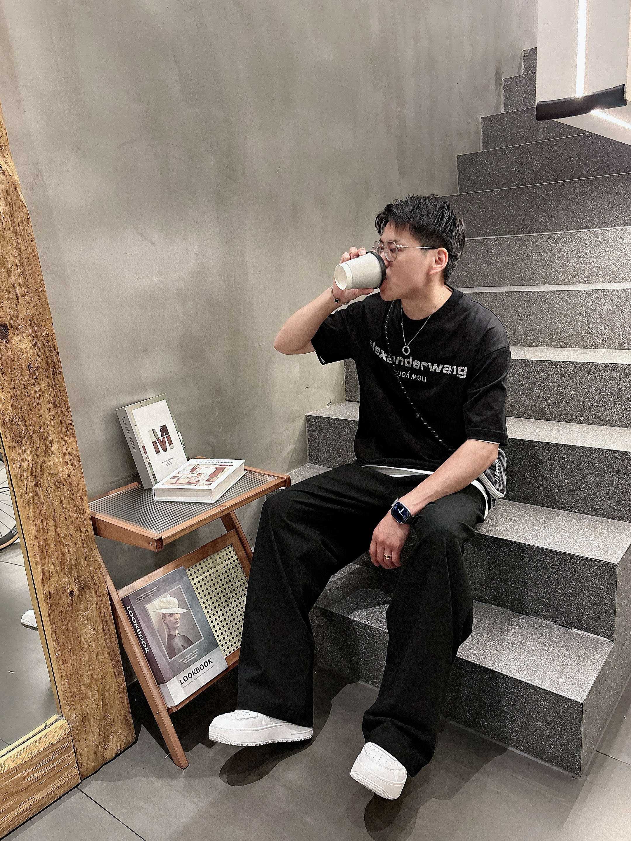     亚历山大王  2025春夏新款首发专柜最新款短袖圆领T恤 高端订制 设计前卫时尚！品牌logo重