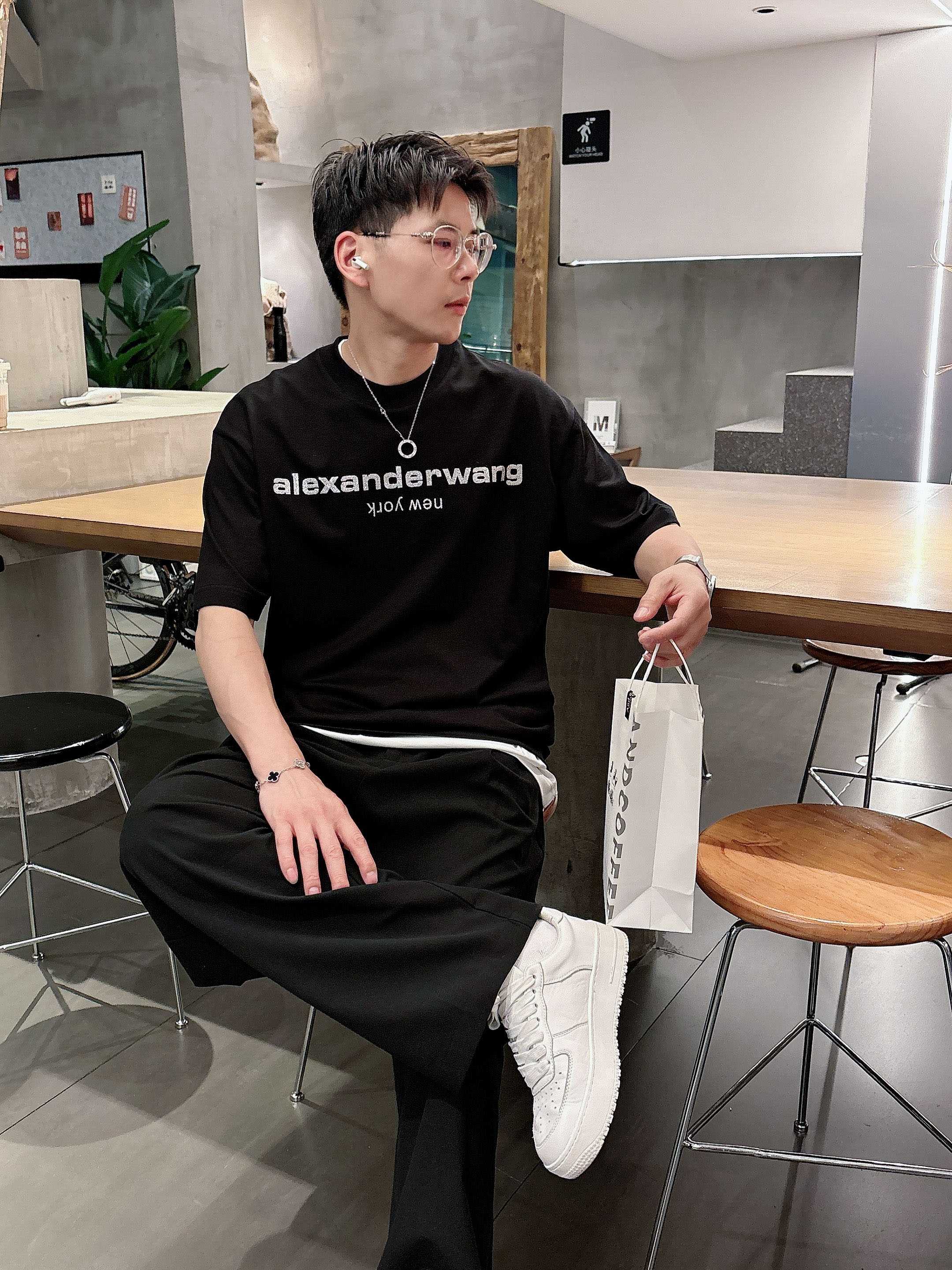     亚历山大王  2025春夏新款首发专柜最新款短袖圆领T恤 高端订制 设计前卫时尚！品牌logo重