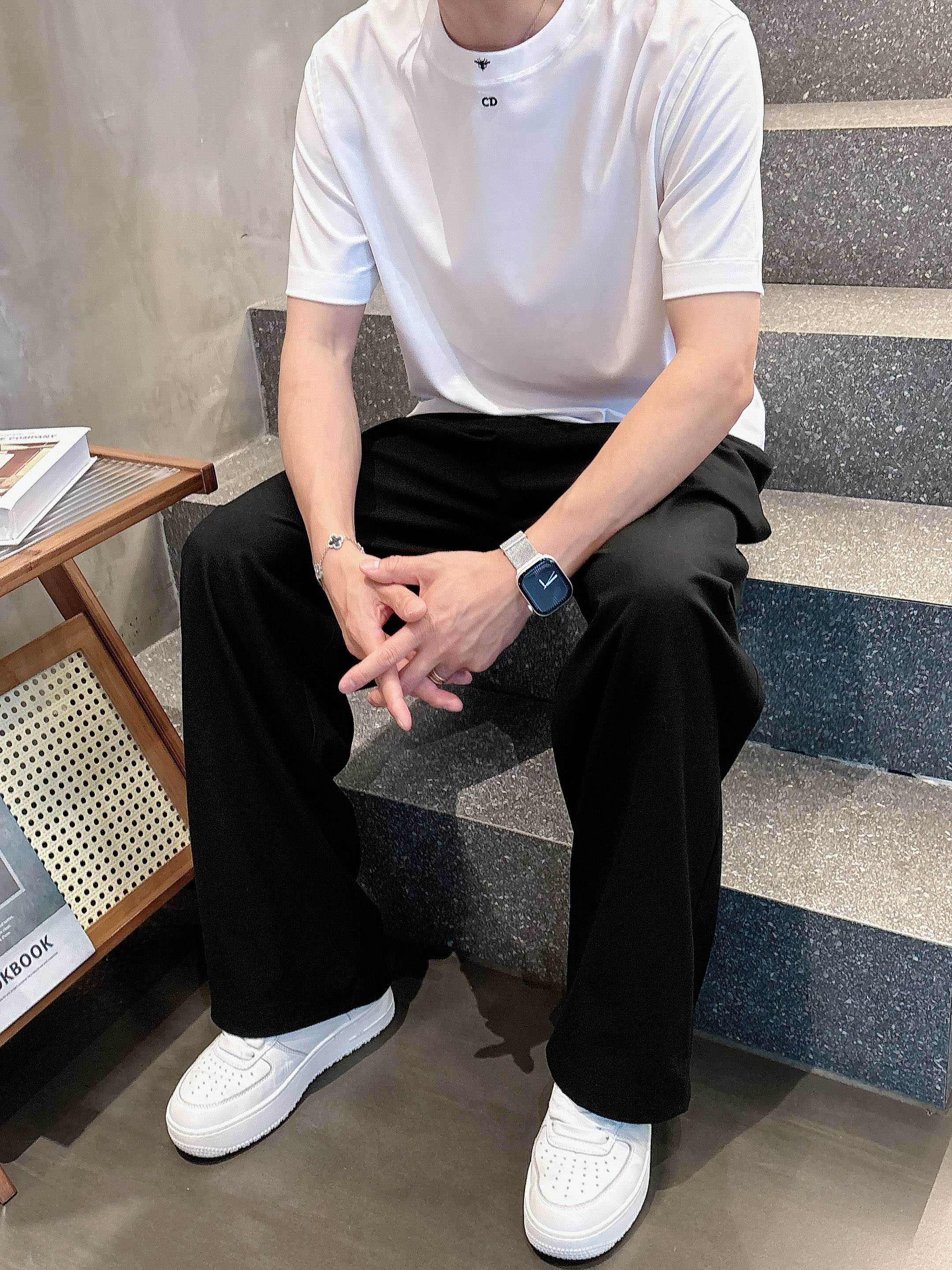     迪奥  2025春夏新款首发专柜最新款短袖圆领T恤 高端订制 设计前卫时尚！品牌logo重工艺设