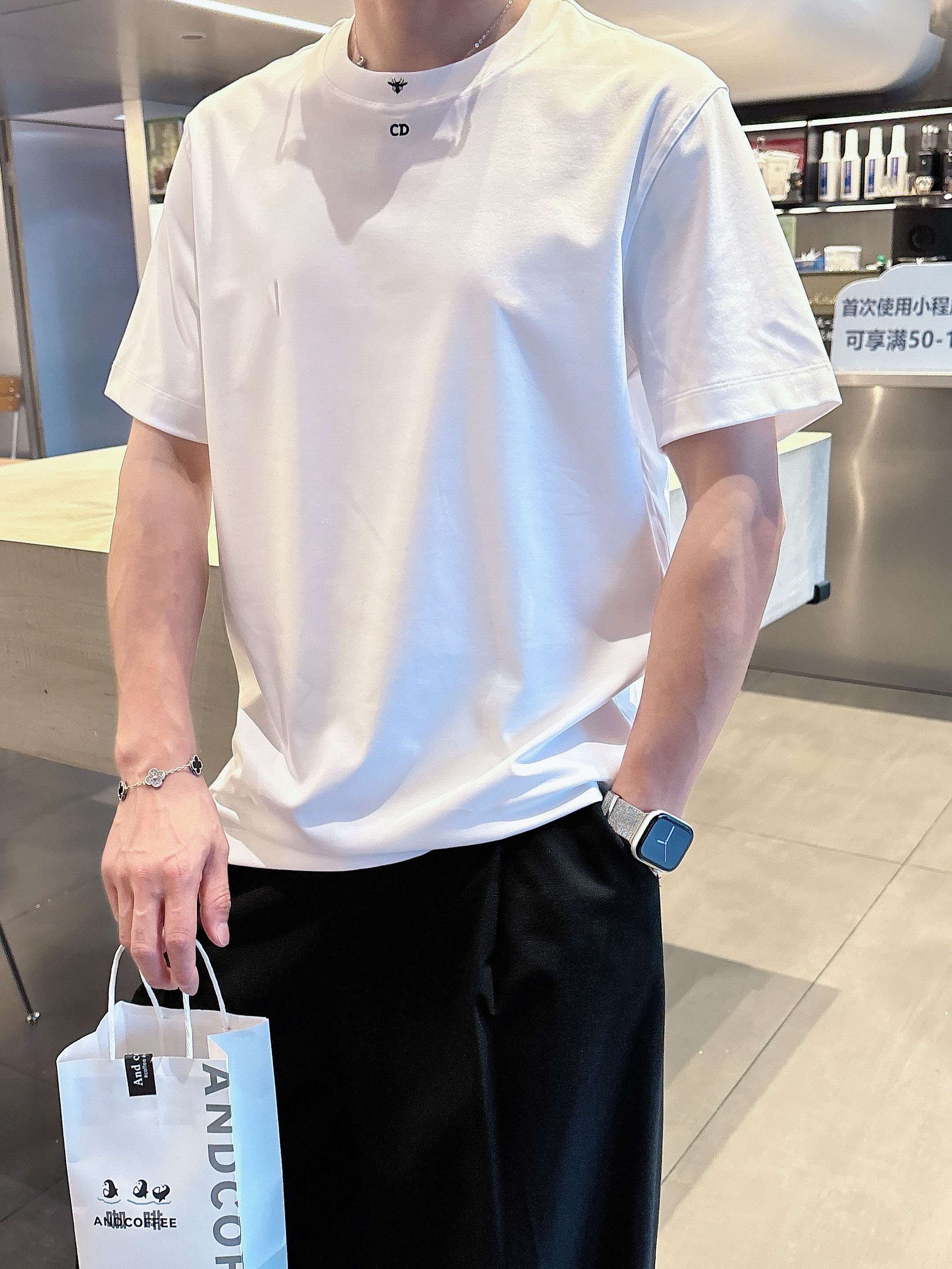     迪奥  2025春夏新款首发专柜最新款短袖圆领T恤 高端订制 设计前卫时尚！品牌logo重工艺设