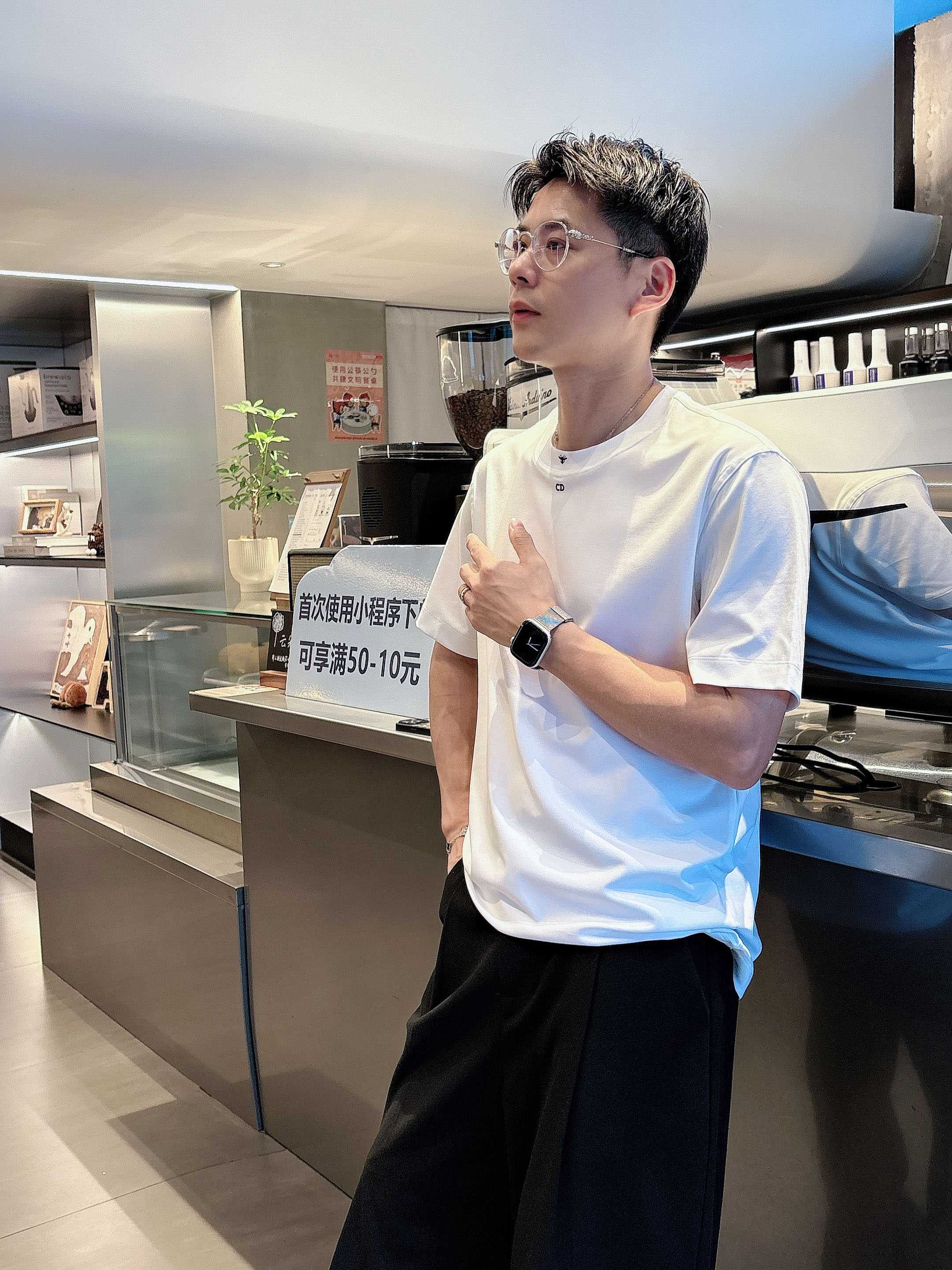     迪奥  2025春夏新款首发专柜最新款短袖圆领T恤 高端订制 设计前卫时尚！品牌logo重工艺设