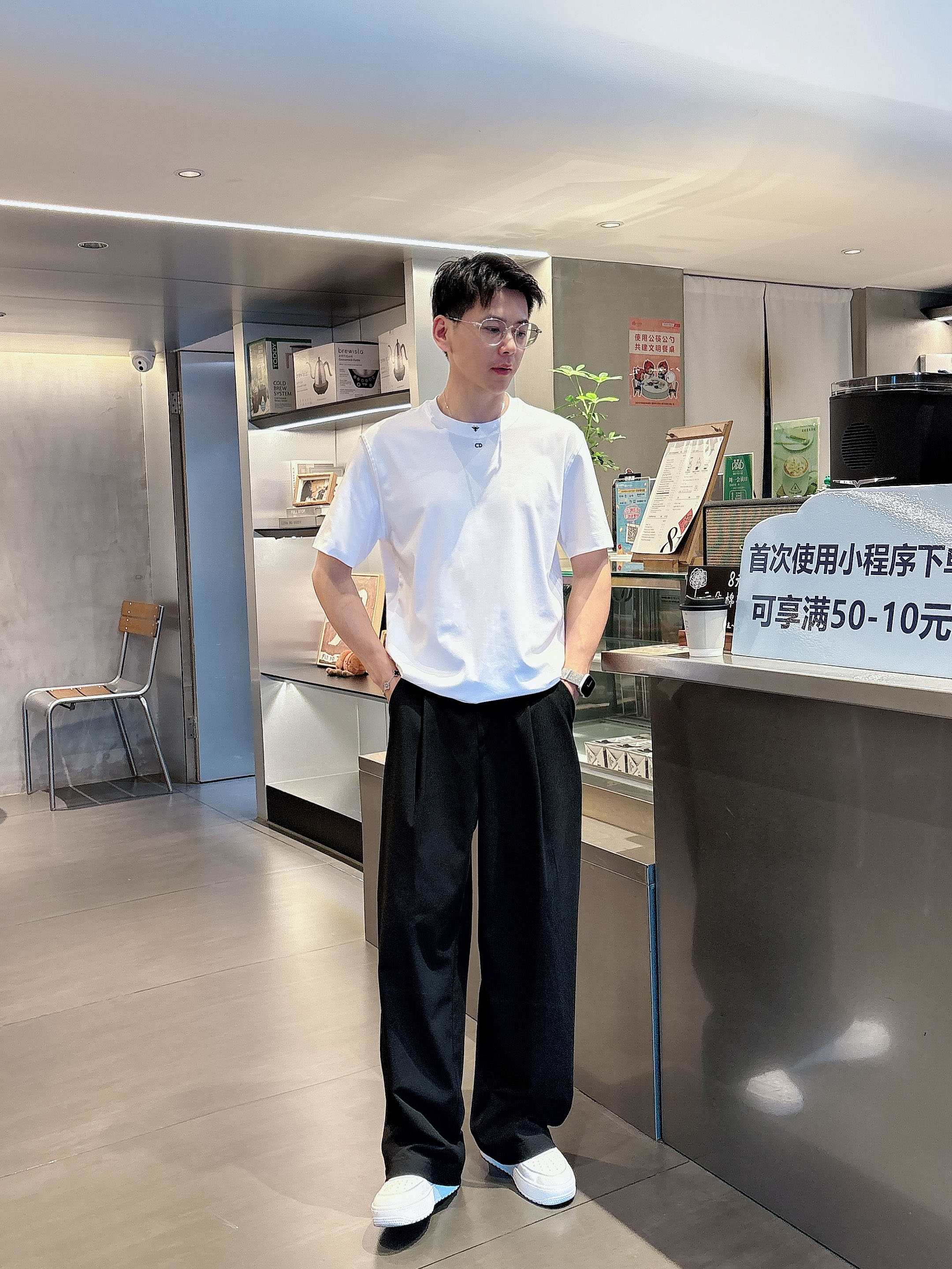     迪奥  2025春夏新款首发专柜最新款短袖圆领T恤 高端订制 设计前卫时尚！品牌logo重工艺设