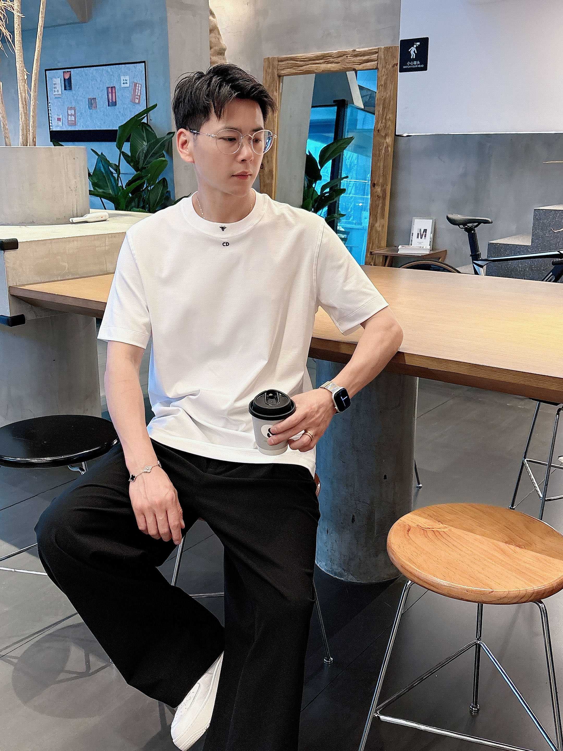     迪奥  2025春夏新款首发专柜最新款短袖圆领T恤 高端订制 设计前卫时尚！品牌logo重工艺设