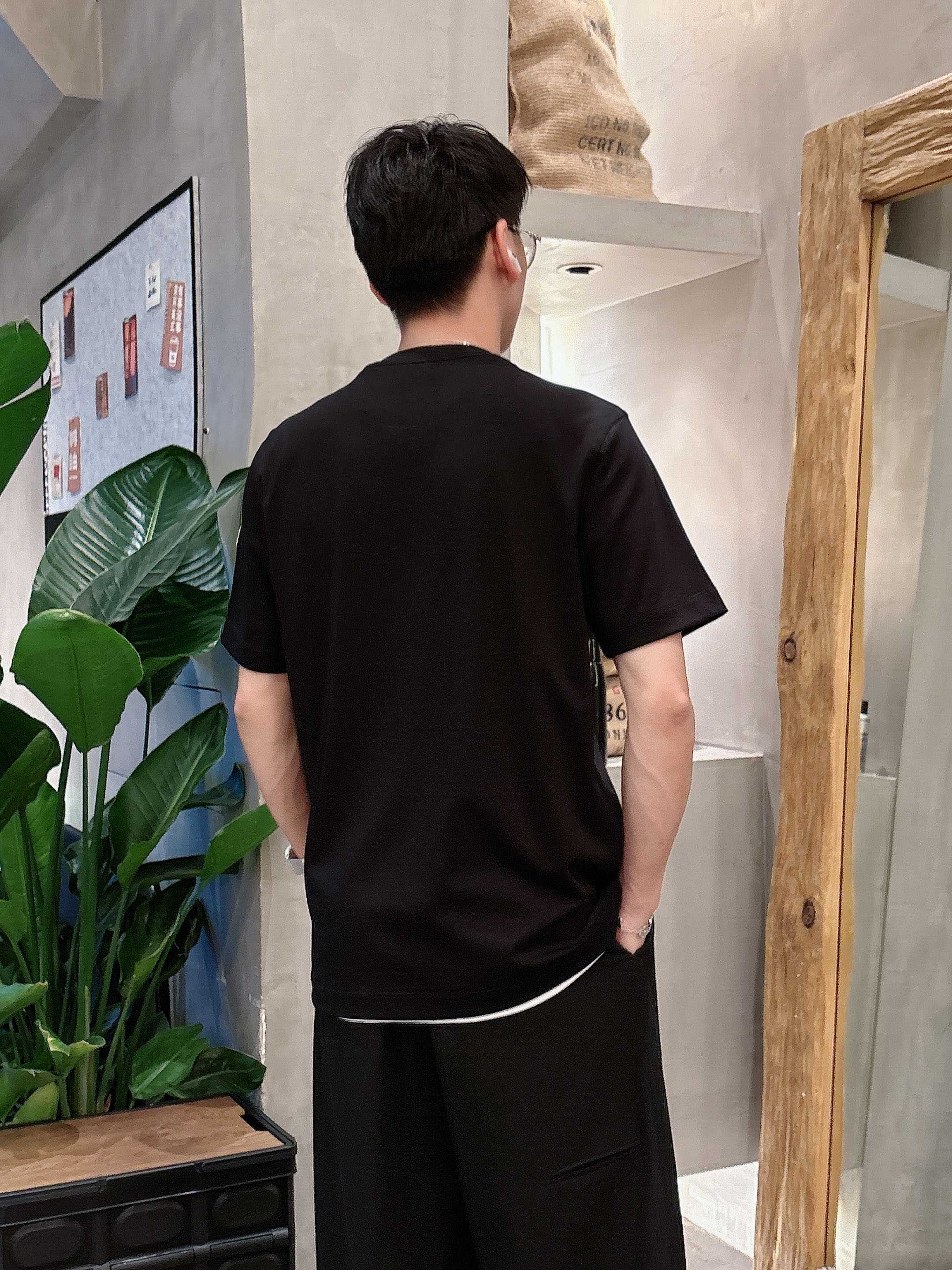     蒙口  2025春夏新款首发专柜最新款短袖圆领T恤 高端订制 设计前卫时尚！品牌logo重工艺设
