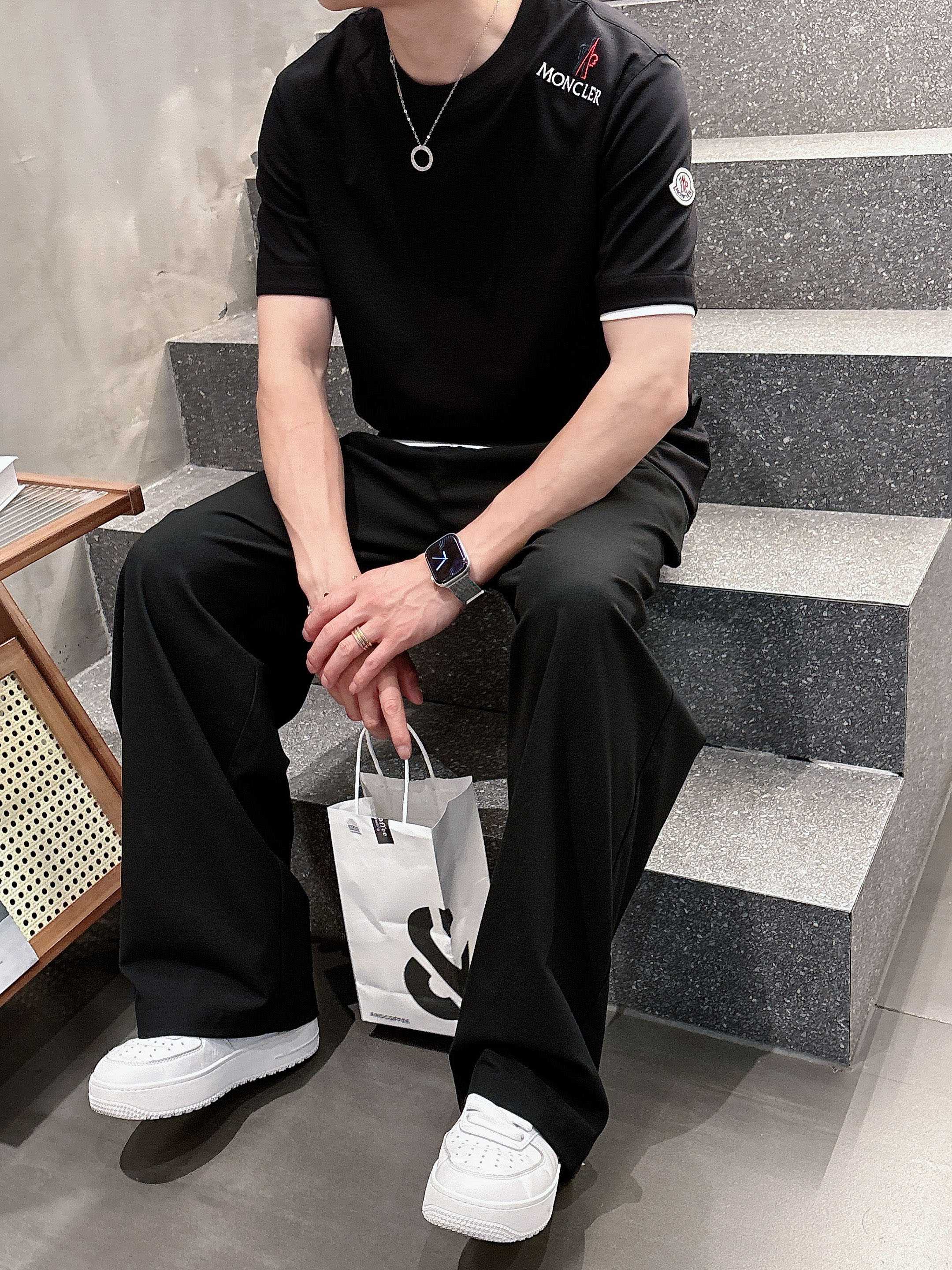     蒙口  2025春夏新款首发专柜最新款短袖圆领T恤 高端订制 设计前卫时尚！品牌logo重工艺设