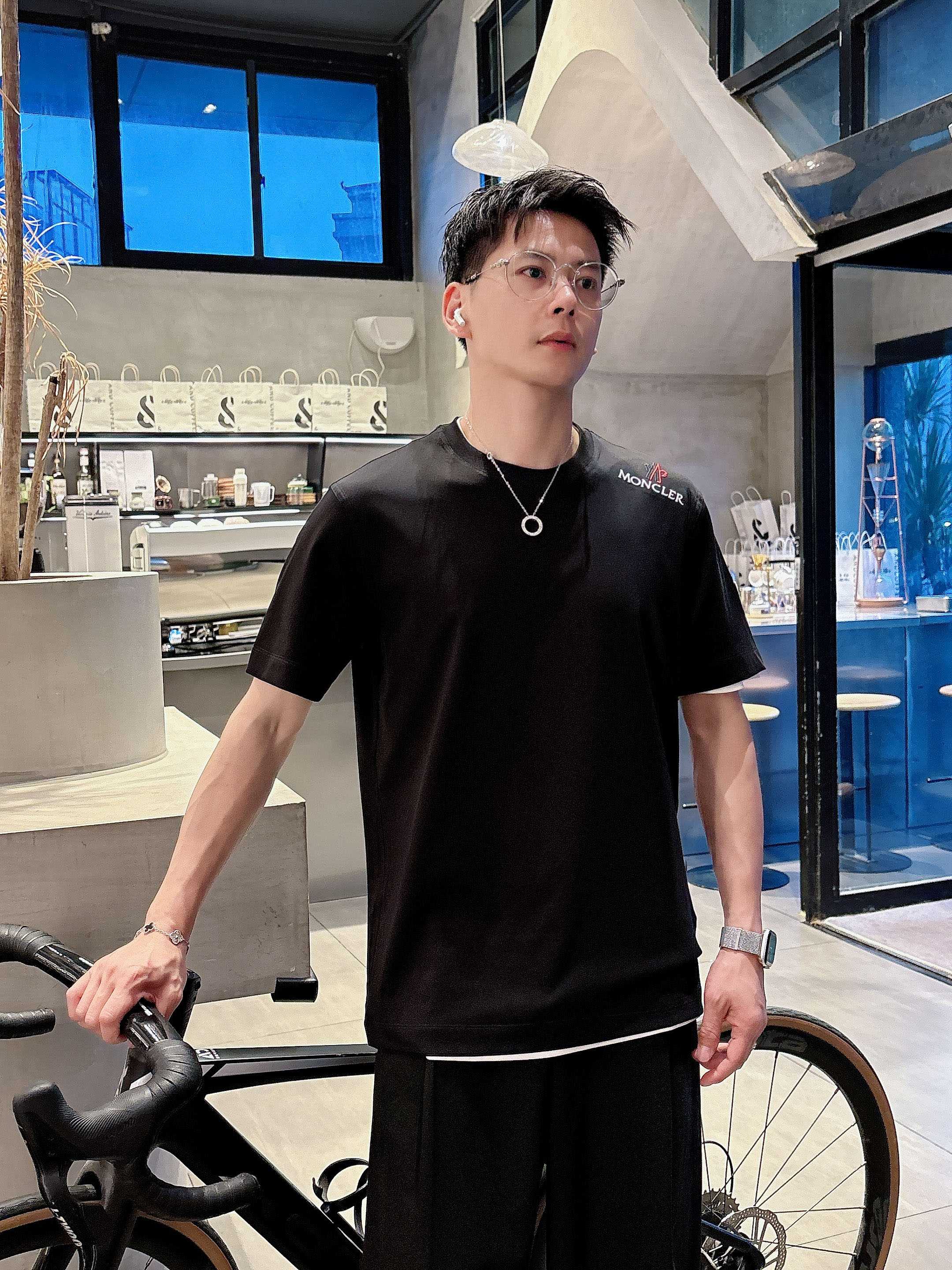     蒙口  2025春夏新款首发专柜最新款短袖圆领T恤 高端订制 设计前卫时尚！品牌logo重工艺设