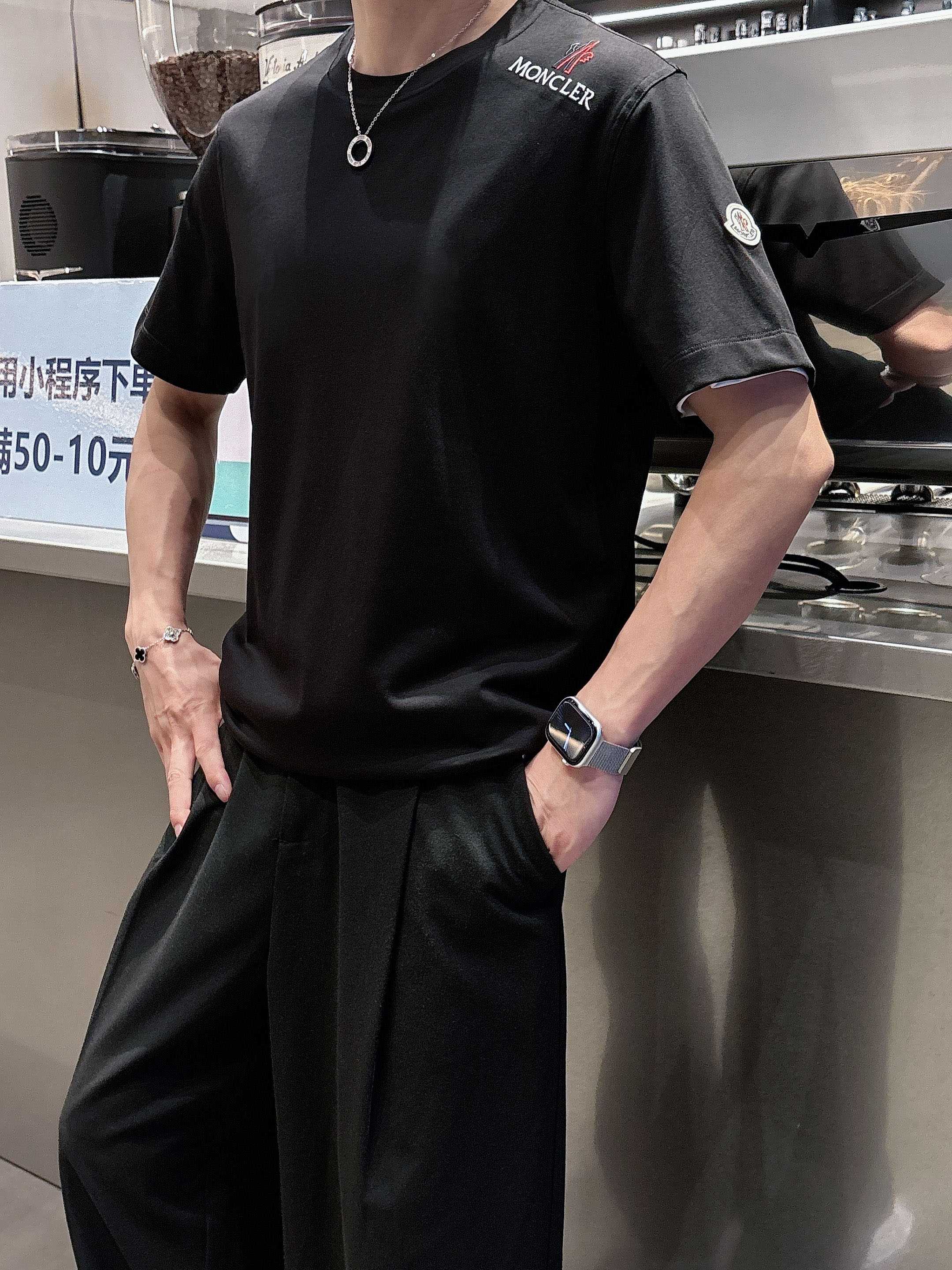     蒙口  2025春夏新款首发专柜最新款短袖圆领T恤 高端订制 设计前卫时尚！品牌logo重工艺设