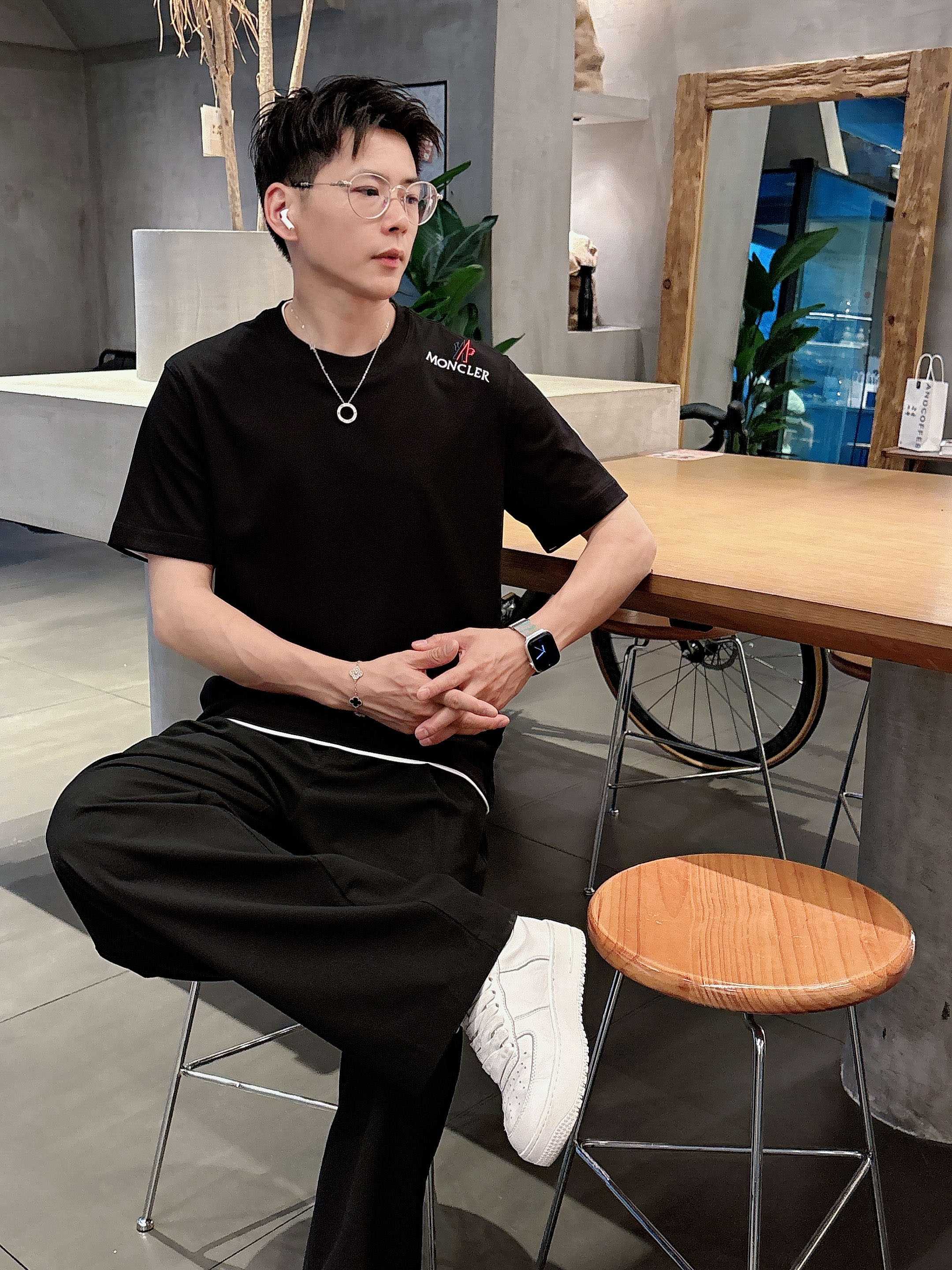     蒙口  2025春夏新款首发专柜最新款短袖圆领T恤 高端订制 设计前卫时尚！品牌logo重工艺设