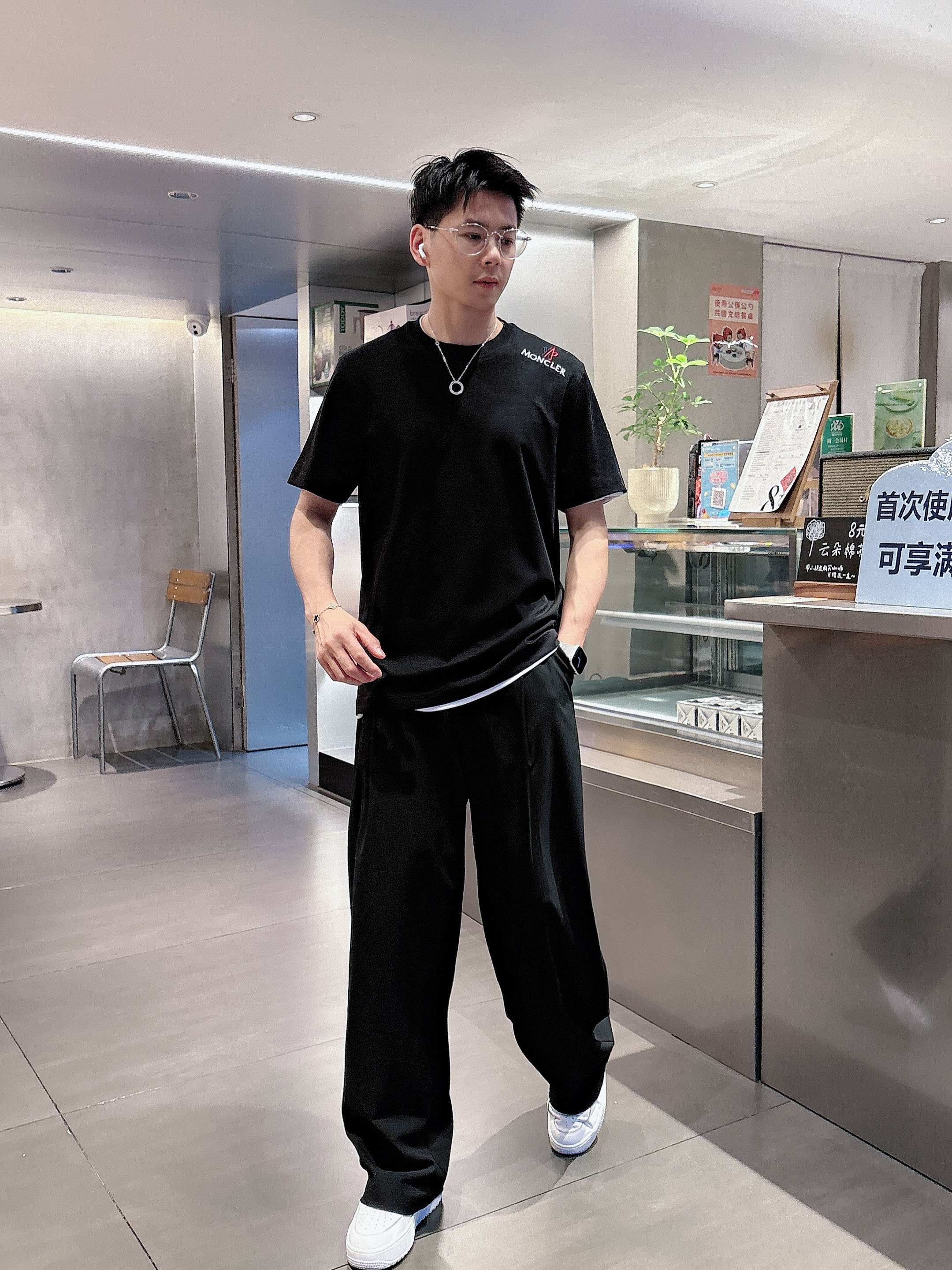     蒙口  2025春夏新款首发专柜最新款短袖圆领T恤 高端订制 设计前卫时尚！品牌logo重工艺设