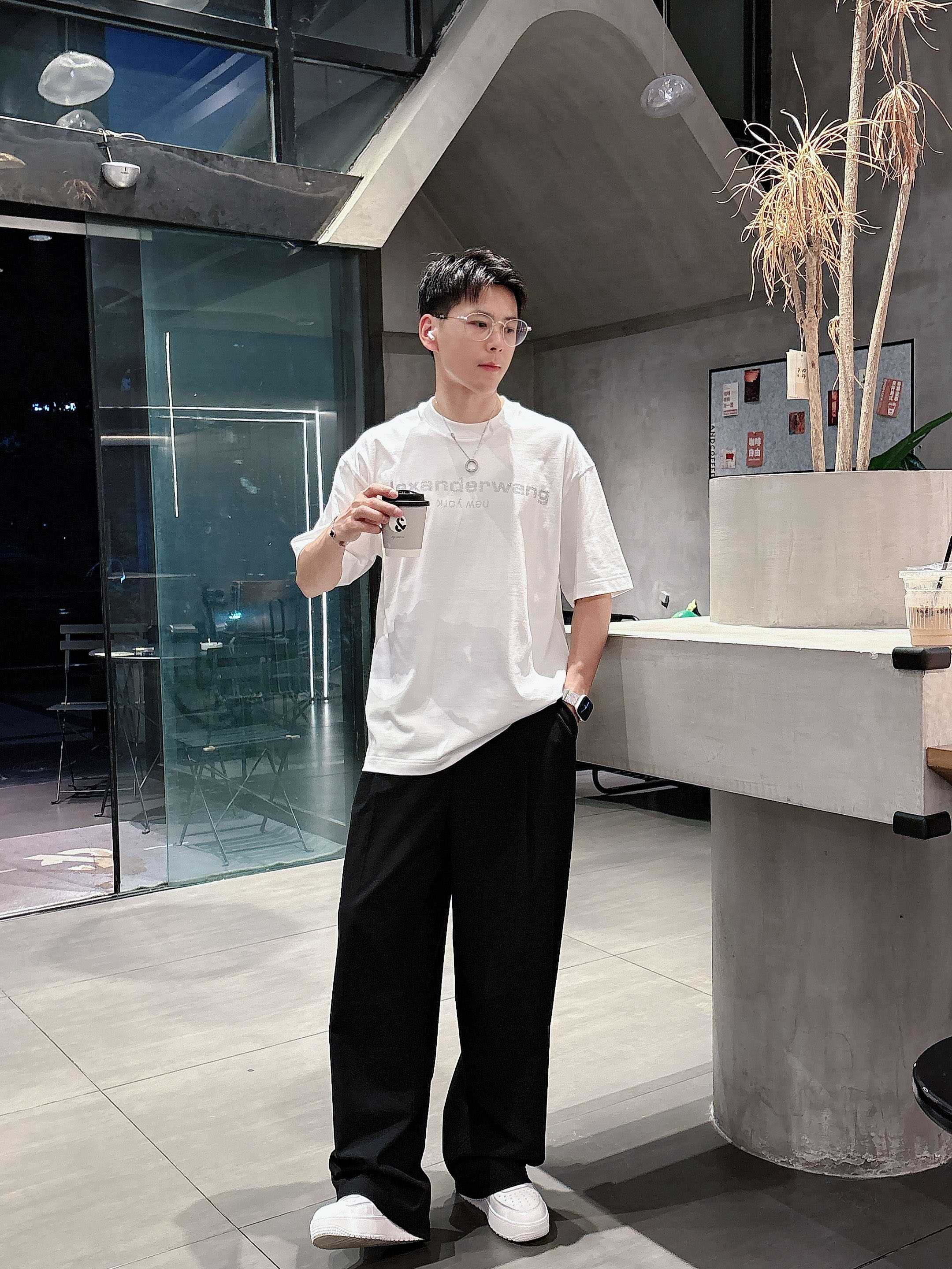    亚历山大王  2025春夏新款首发专柜最新款短袖圆领T恤 高端订制 设计前卫时尚！品牌logo重