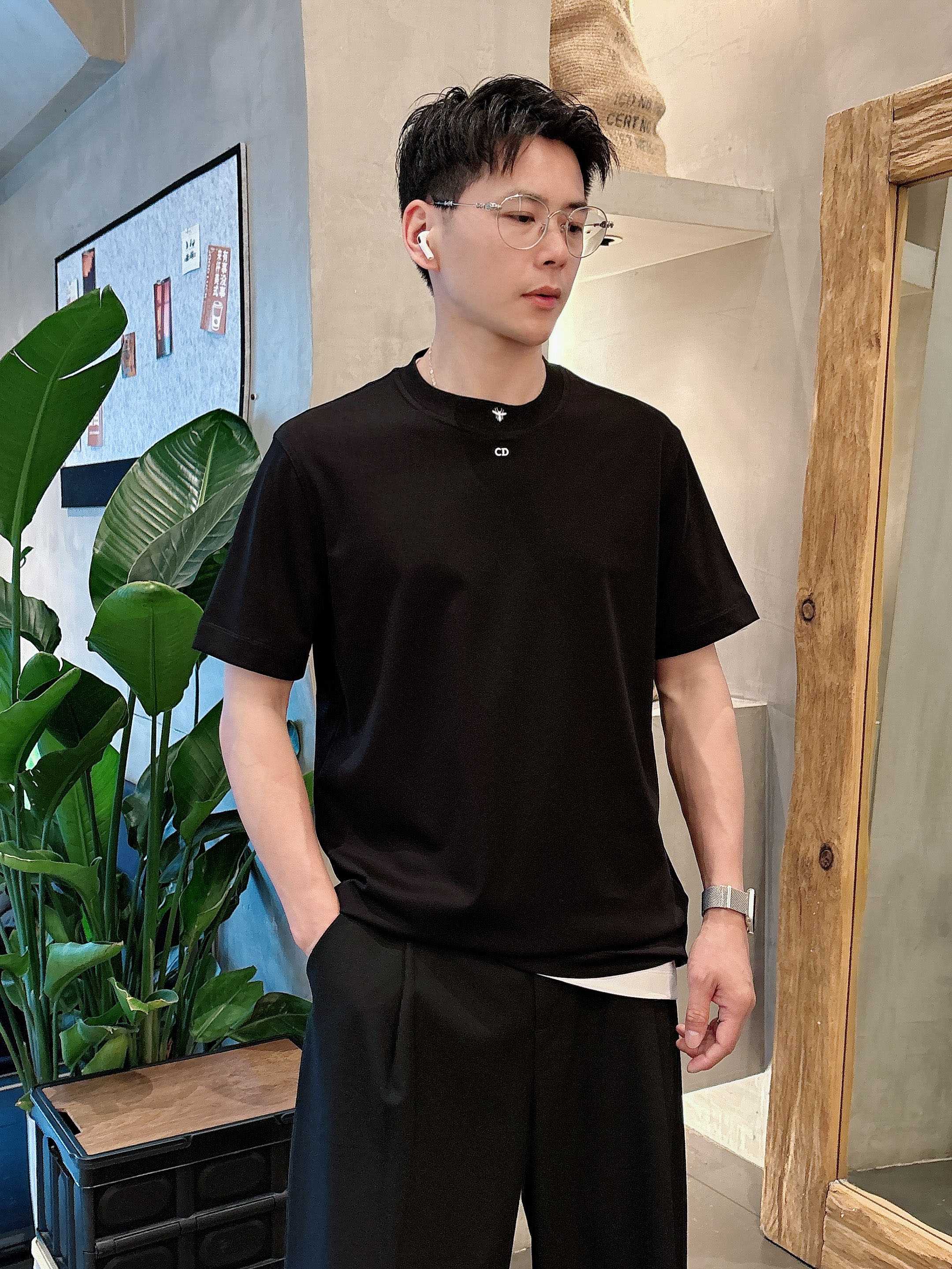     迪奥  2025春夏新款首发专柜最新款短袖圆领T恤 高端订制 设计前卫时尚！品牌logo重工艺设