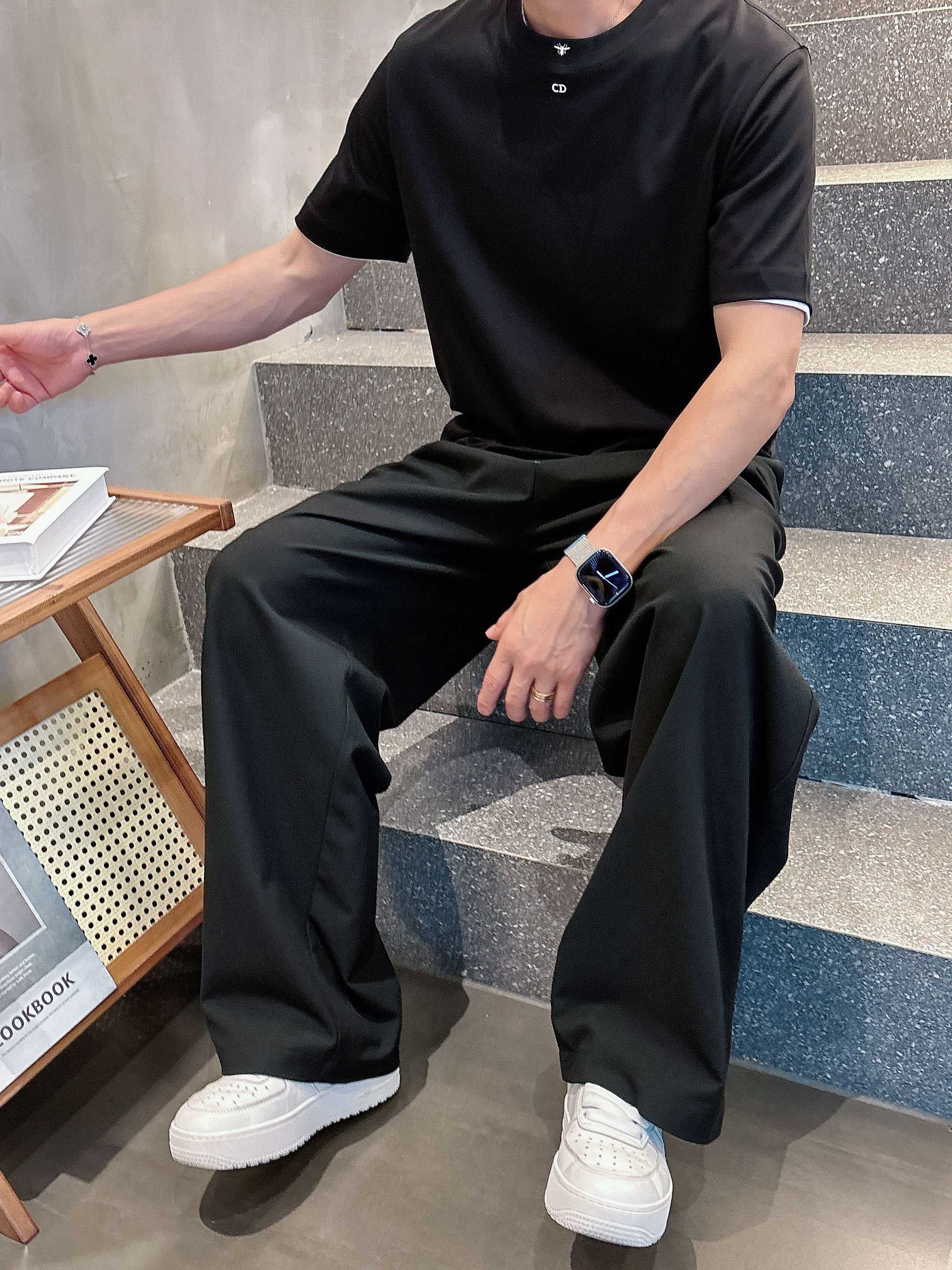     迪奥  2025春夏新款首发专柜最新款短袖圆领T恤 高端订制 设计前卫时尚！品牌logo重工艺设