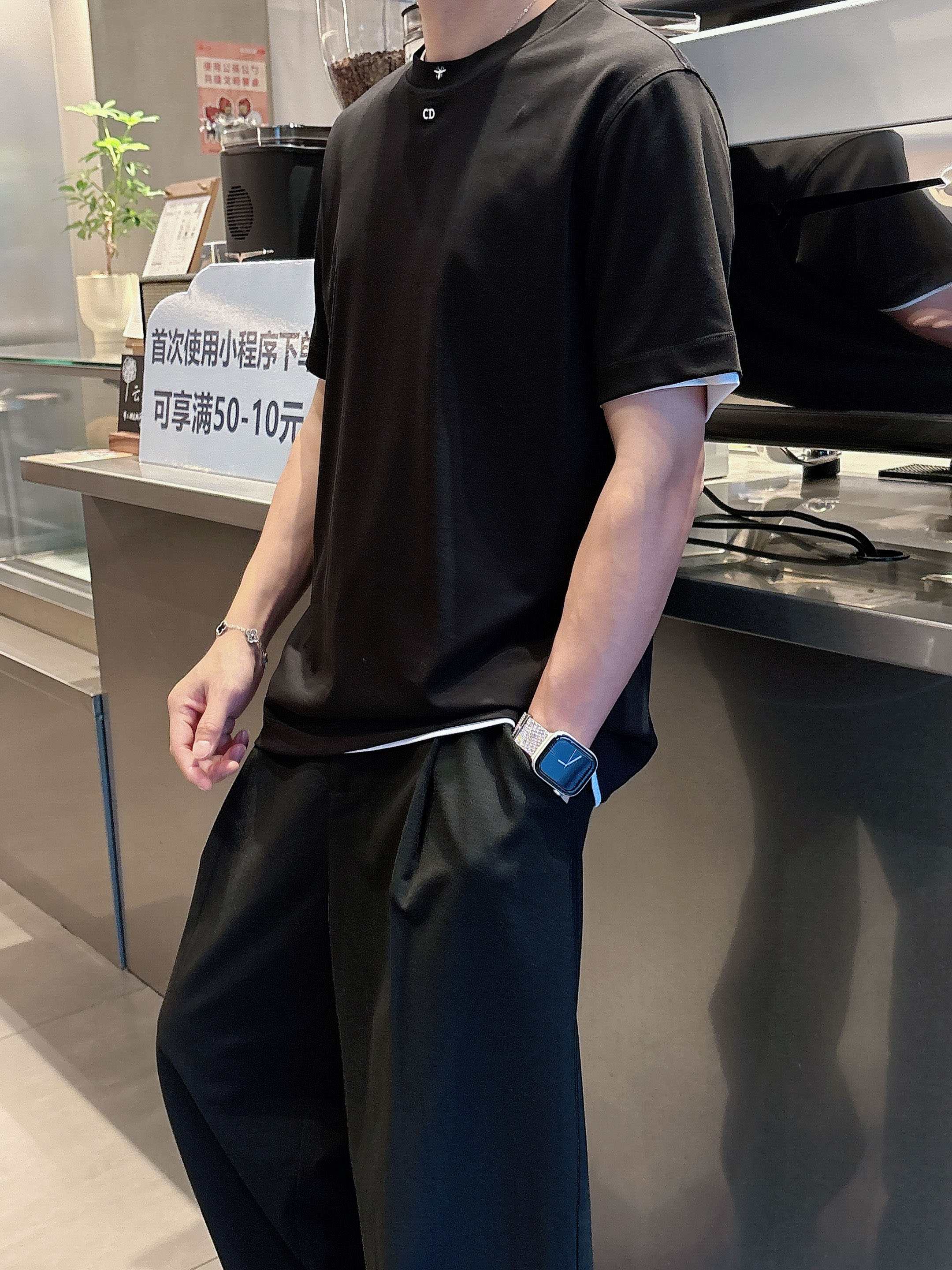     迪奥  2025春夏新款首发专柜最新款短袖圆领T恤 高端订制 设计前卫时尚！品牌logo重工艺设