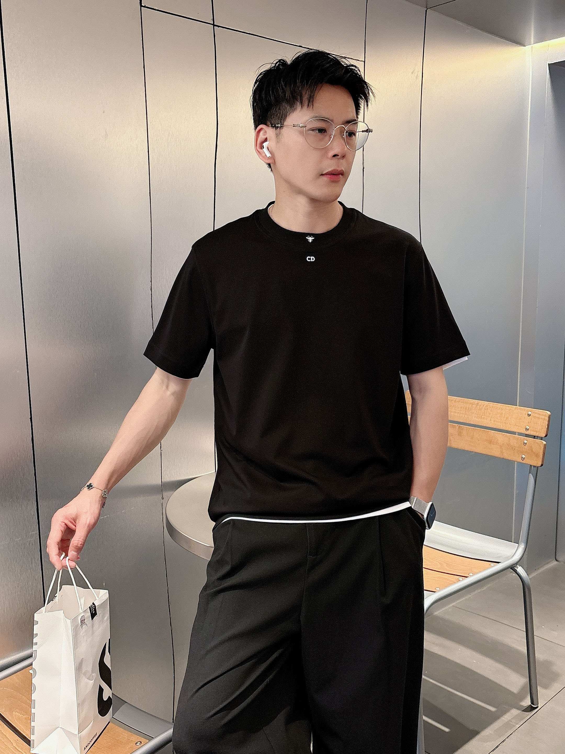     迪奥  2025春夏新款首发专柜最新款短袖圆领T恤 高端订制 设计前卫时尚！品牌logo重工艺设