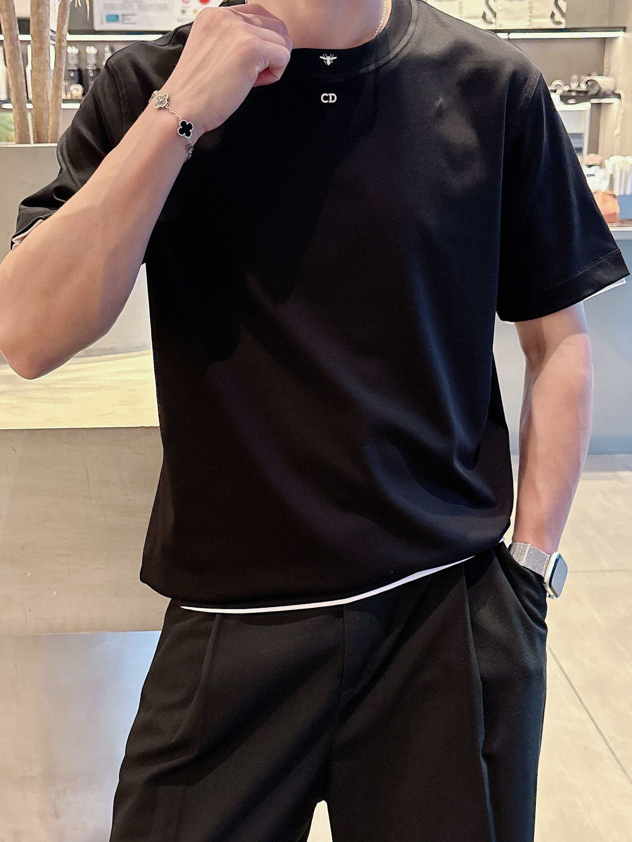     迪奥  2025春夏新款首发专柜最新款短袖圆领T恤 高端订制 设计前卫时尚！品牌logo重工艺设