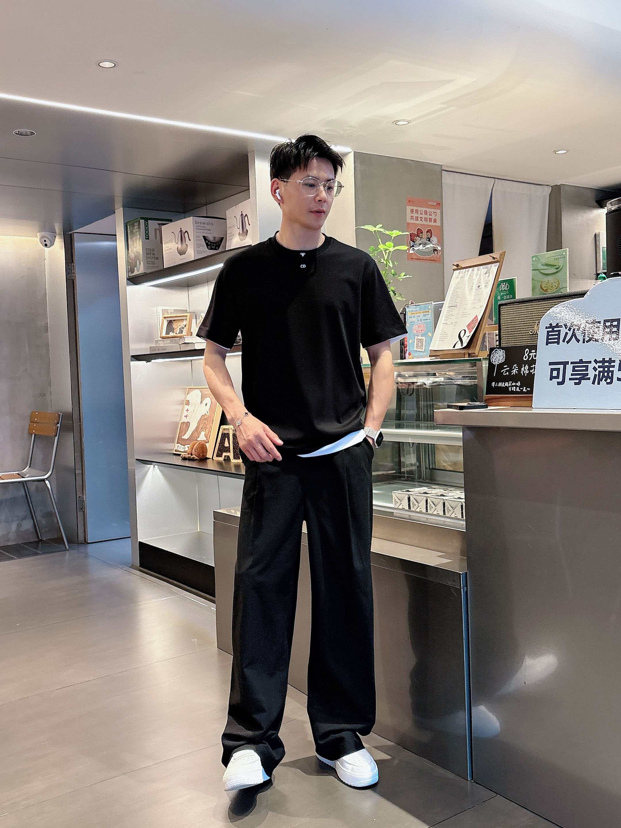     迪奥  2025春夏新款首发专柜最新款短袖圆领T恤 高端订制 设计前卫时尚！品牌logo重工艺设