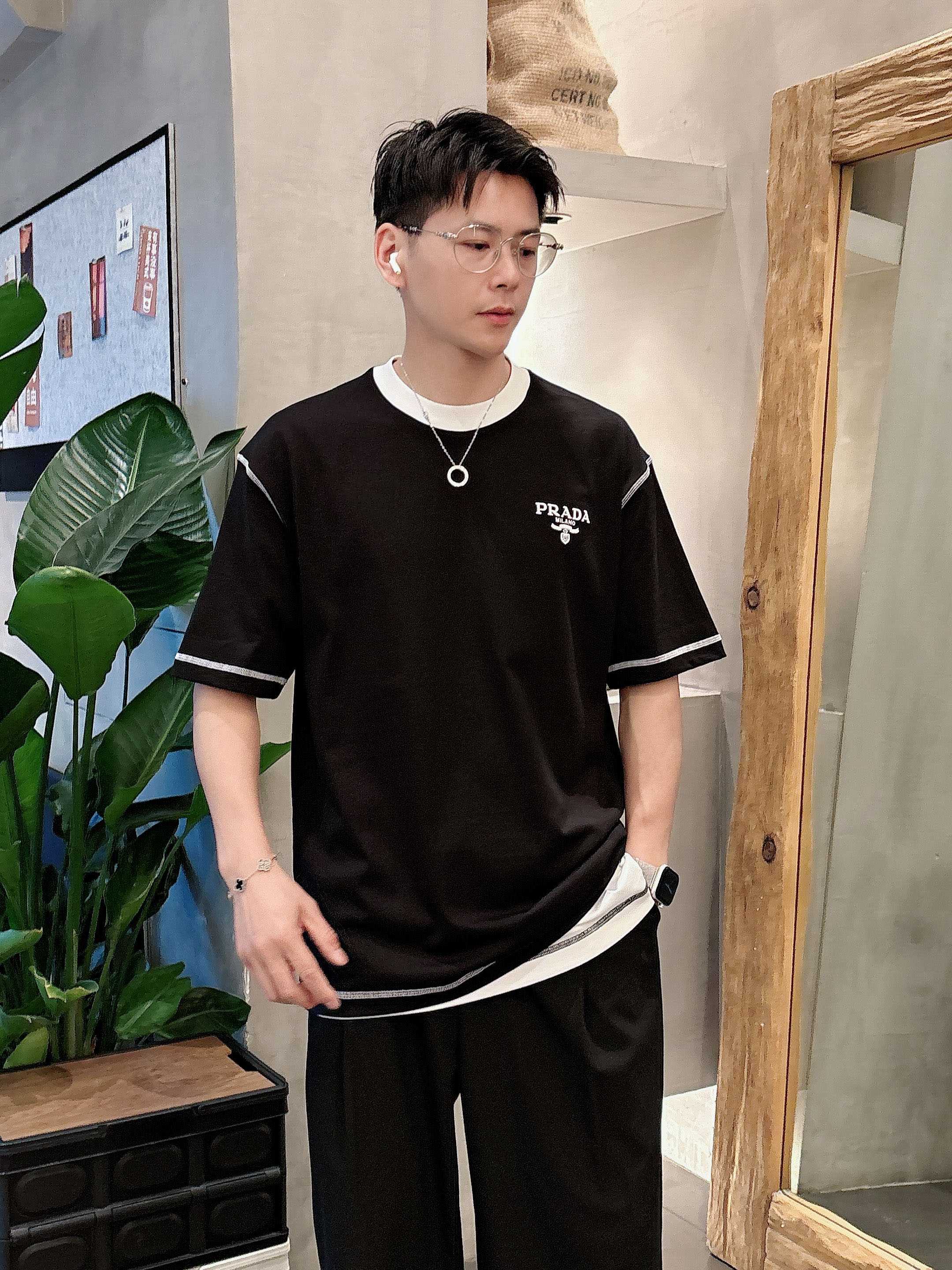 普拉达 2025春夏新款首发专柜最新款短袖圆领T恤 高端订制 设计前卫时尚！品牌logo重工艺设计 高端