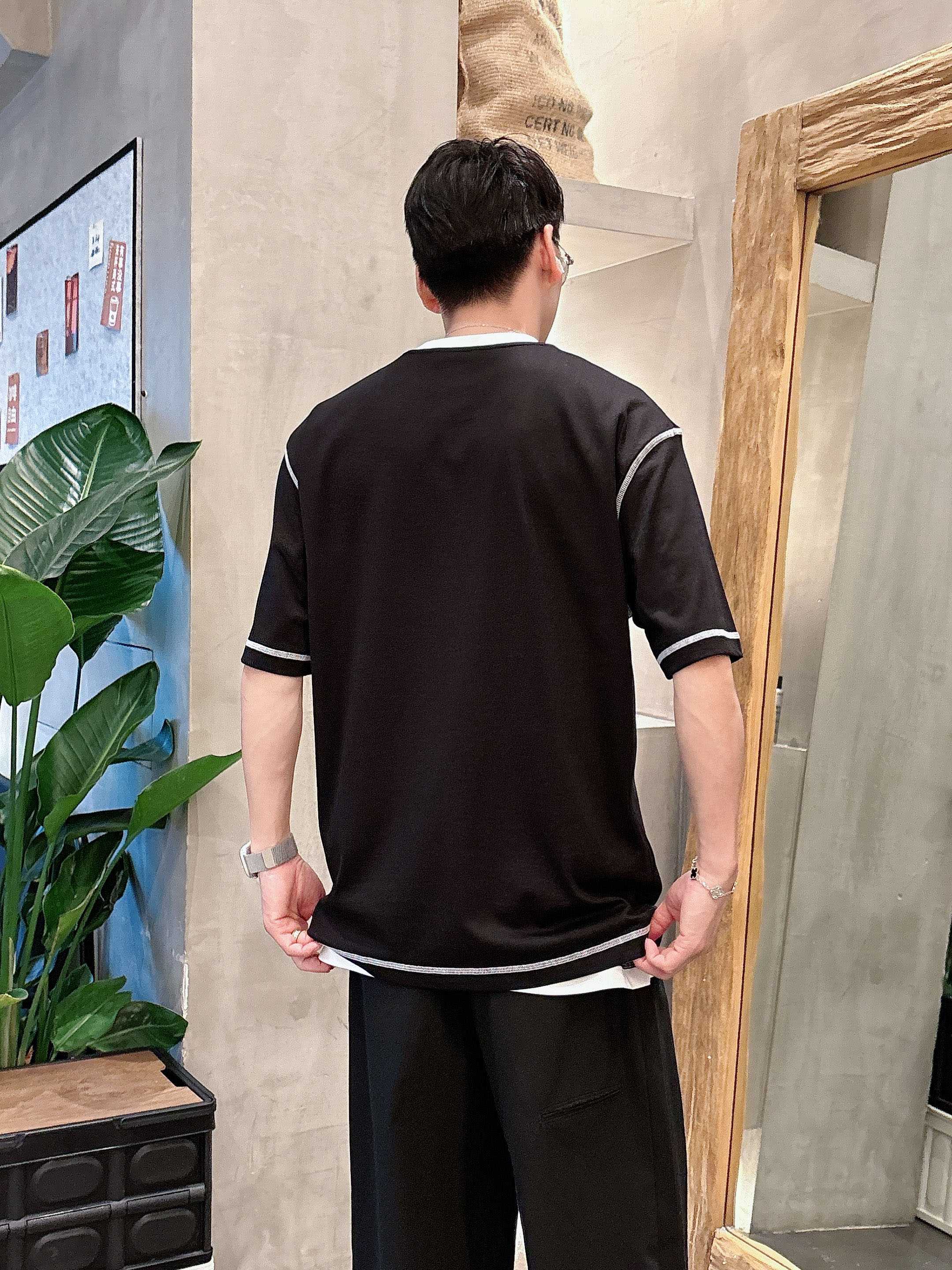 普拉达 2025春夏新款首发专柜最新款短袖圆领T恤 高端订制 设计前卫时尚！品牌logo重工艺设计 高端