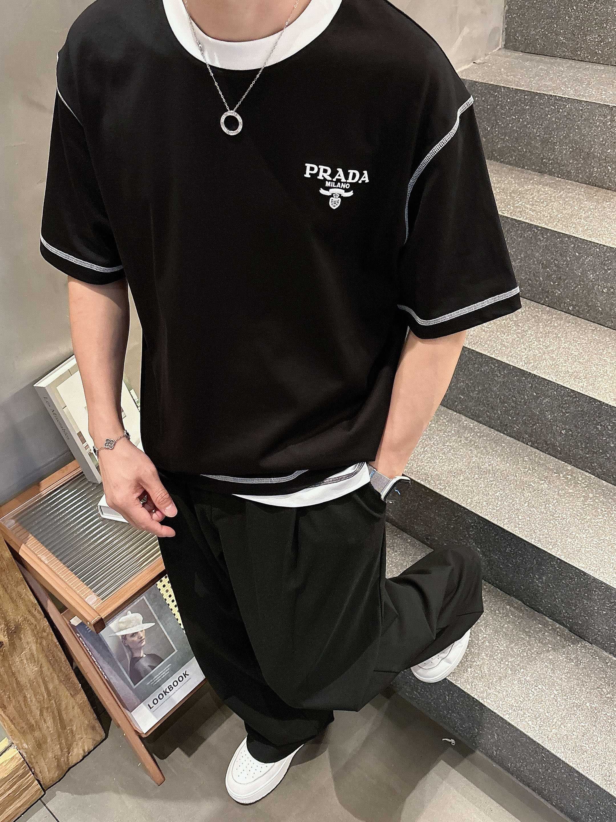 普拉达 2025春夏新款首发专柜最新款短袖圆领T恤 高端订制 设计前卫时尚！品牌logo重工艺设计 高端