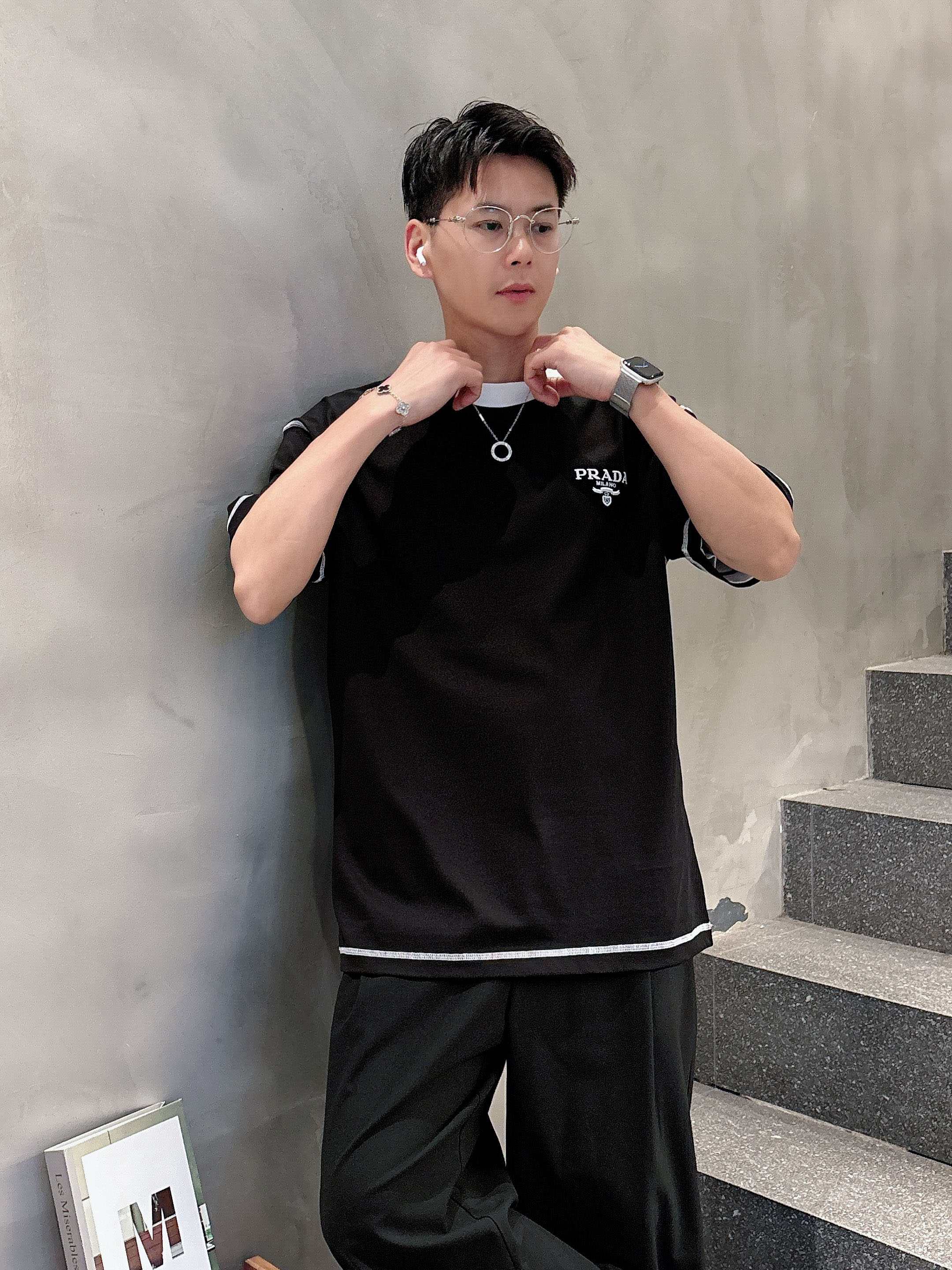 普拉达 2025春夏新款首发专柜最新款短袖圆领T恤 高端订制 设计前卫时尚！品牌logo重工艺设计 高端